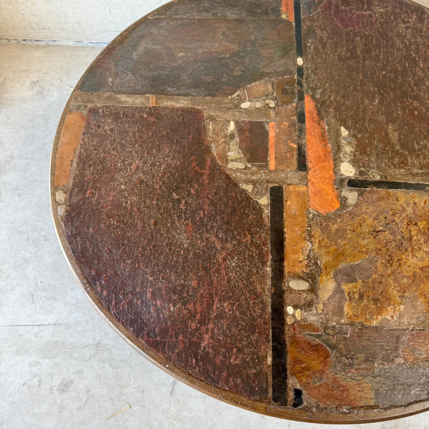 Ottone Tavolino rotondo brutalista in pietra di ardesia marrone dello scultore Paul Kingma 1978 in vendita