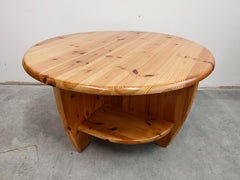 Table basse ou de cocktail ronde brutaliste en bois de pin, France, années 1970
