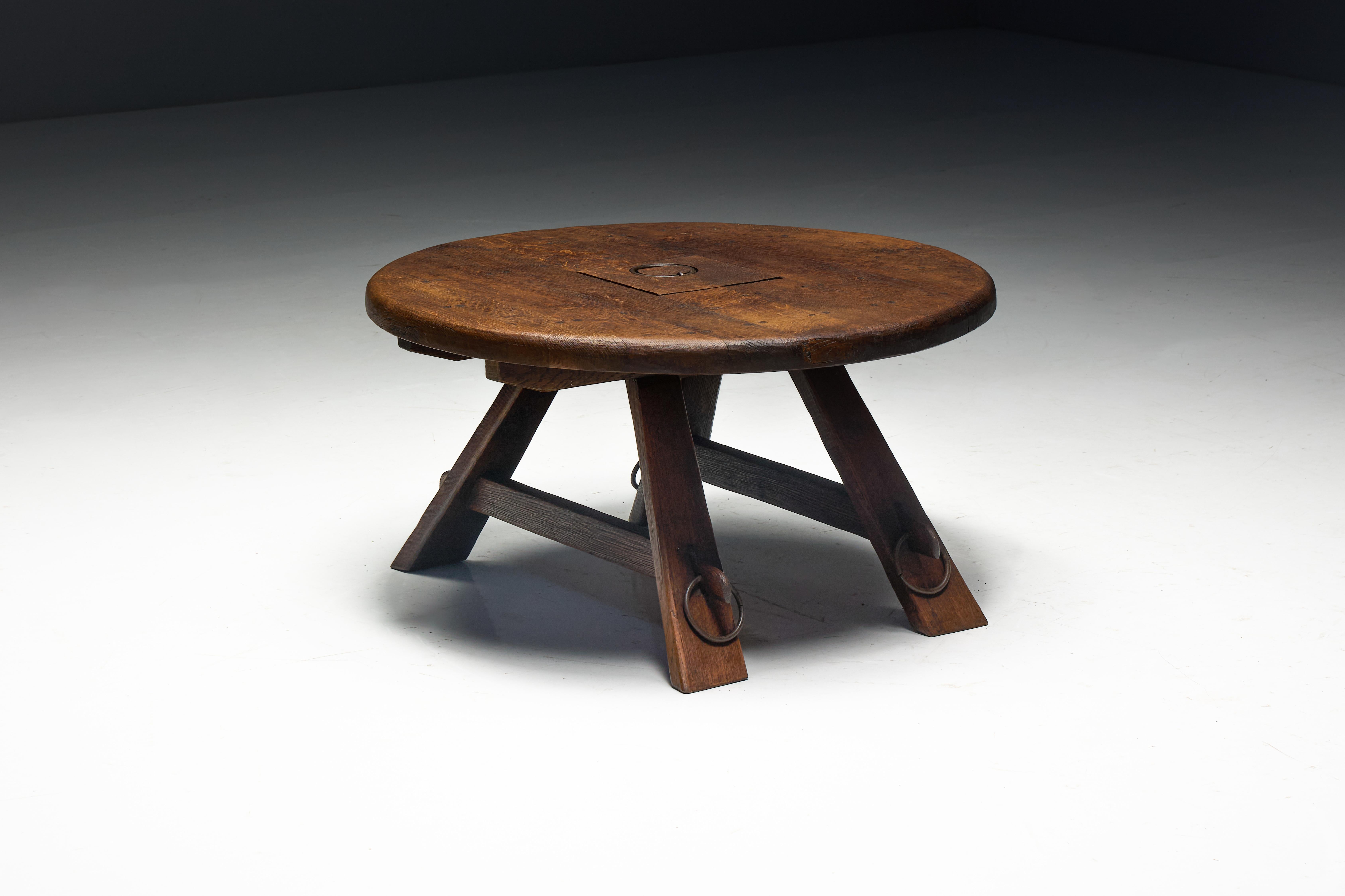 Mesa de centro redonda brutalista, Francia, años 1960 en venta 6