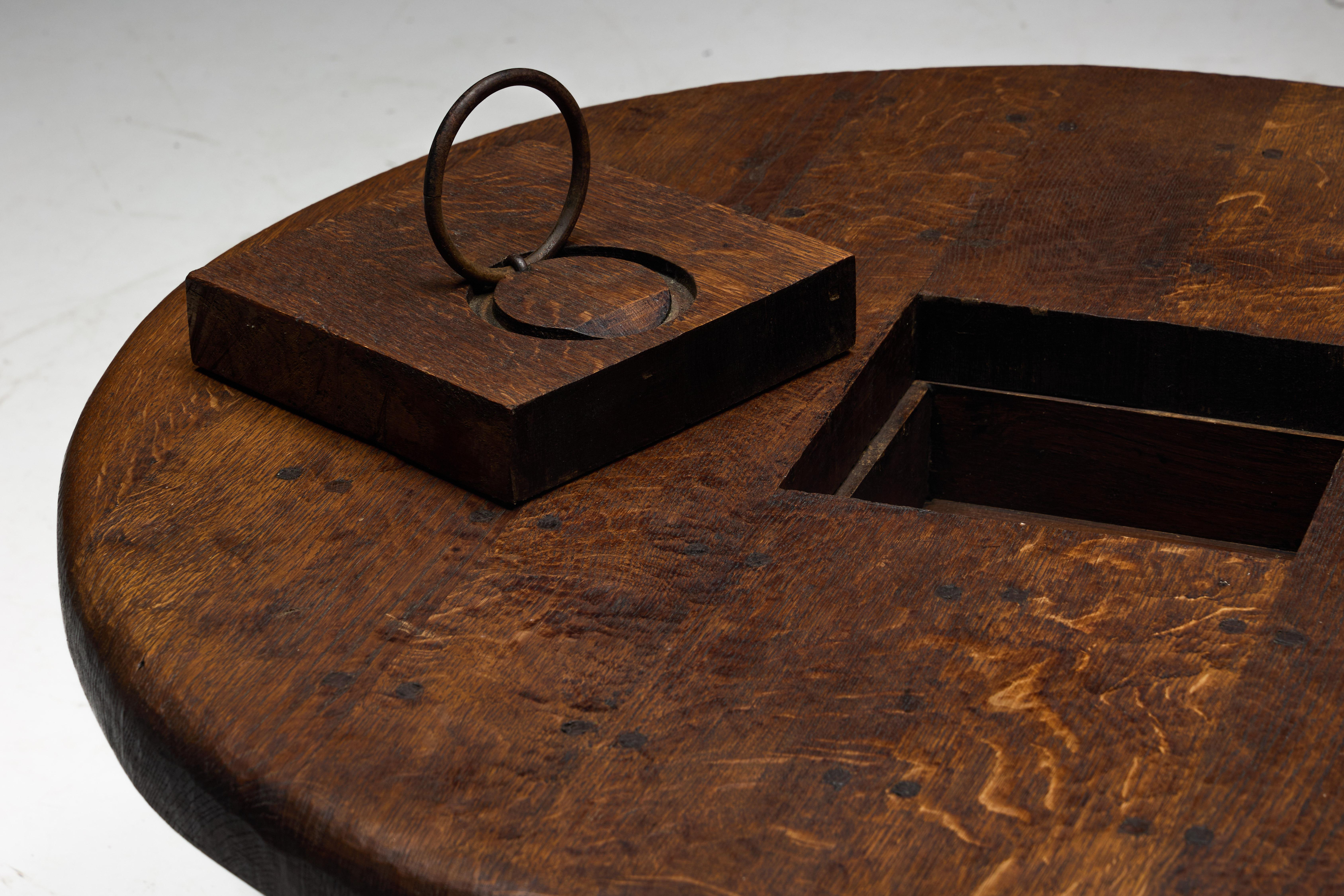 Mesa de centro redonda brutalista, Francia, años 1960 Brutalista en venta
