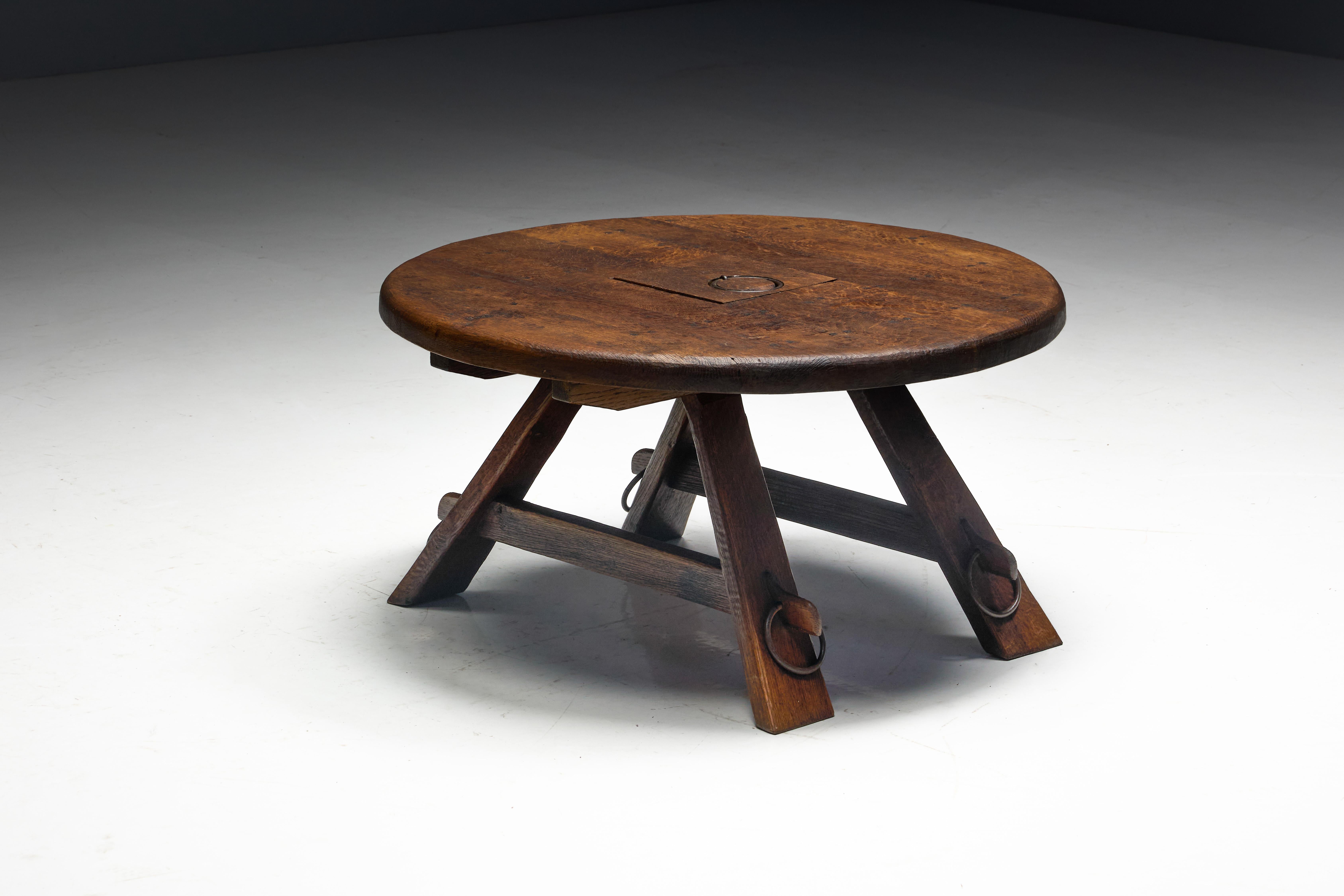 Mesa de centro redonda brutalista, Francia, años 1960 en venta 2