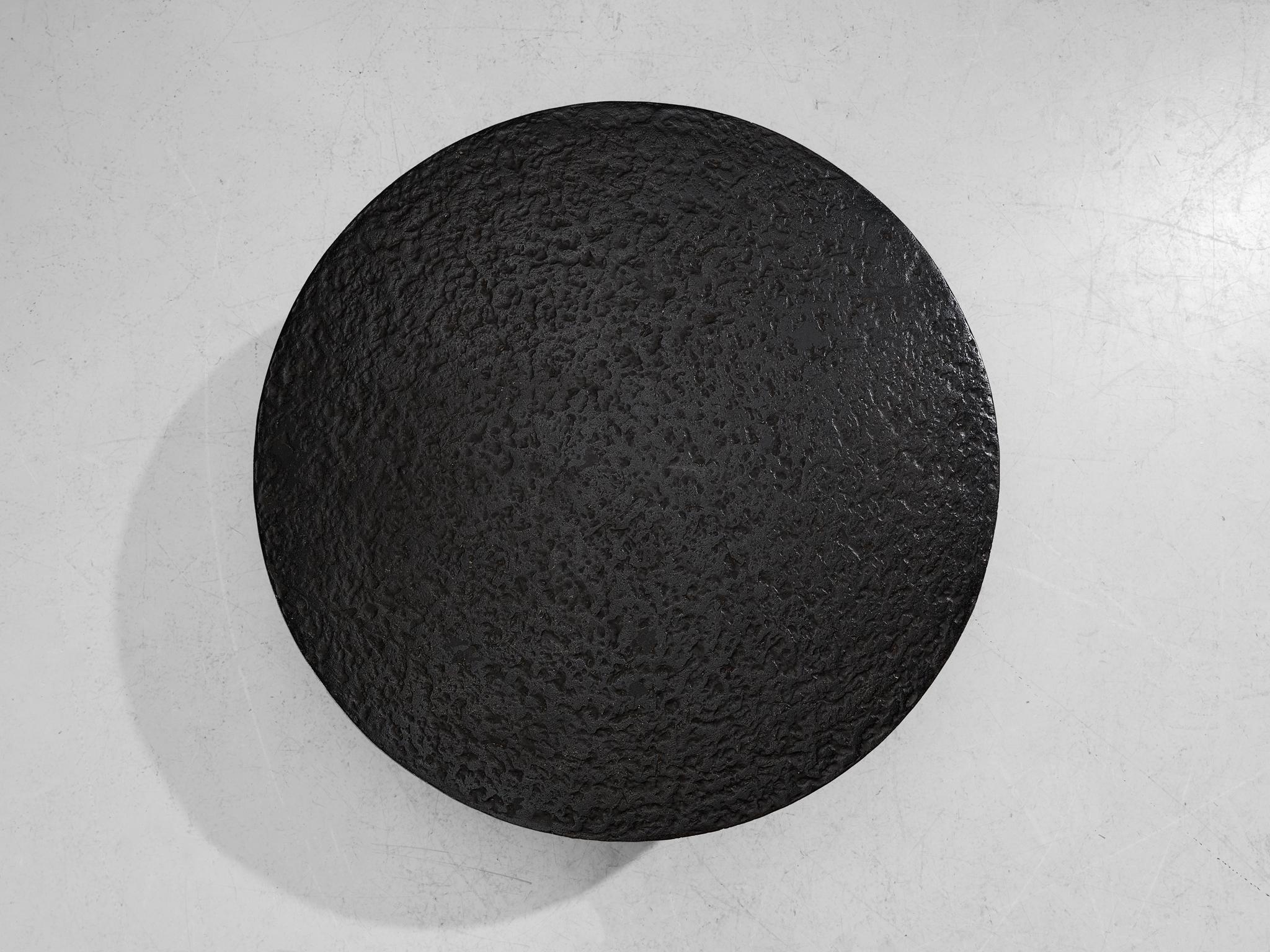 Brutalist Round Coffee Table in Black Stone Look Resin In Good Condition In Waalwijk, NL