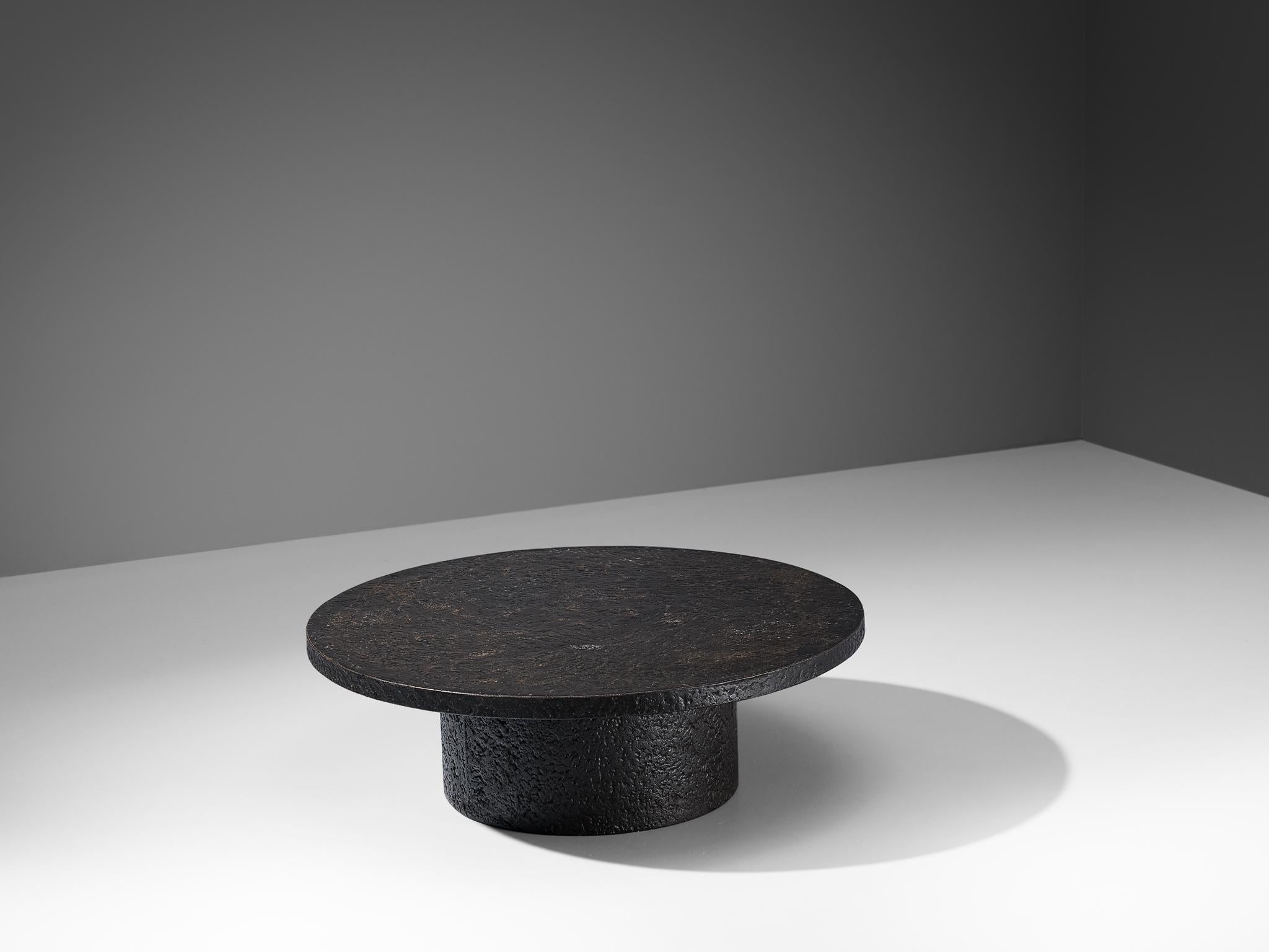 Brutalist Round Coffee Table in Black Stone Look Resin In Good Condition In Waalwijk, NL