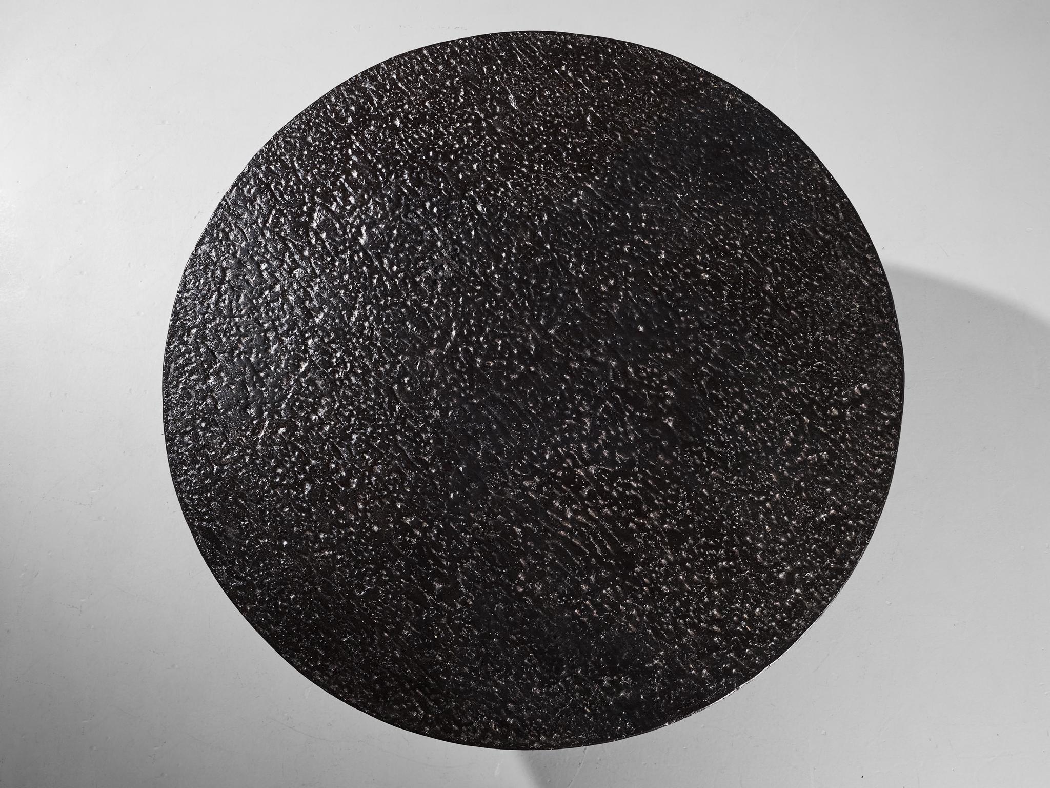 Brutalist Round Coffee Table in Black Stone Look Resin In Good Condition In Waalwijk, NL