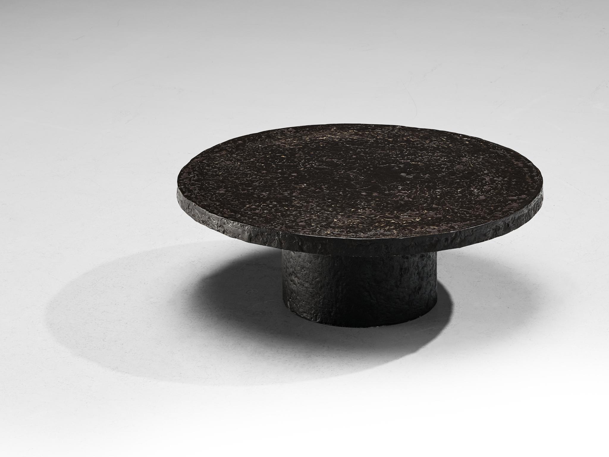Brutalist Round Coffee Table in Black Stone Look Resin  In Good Condition In Waalwijk, NL