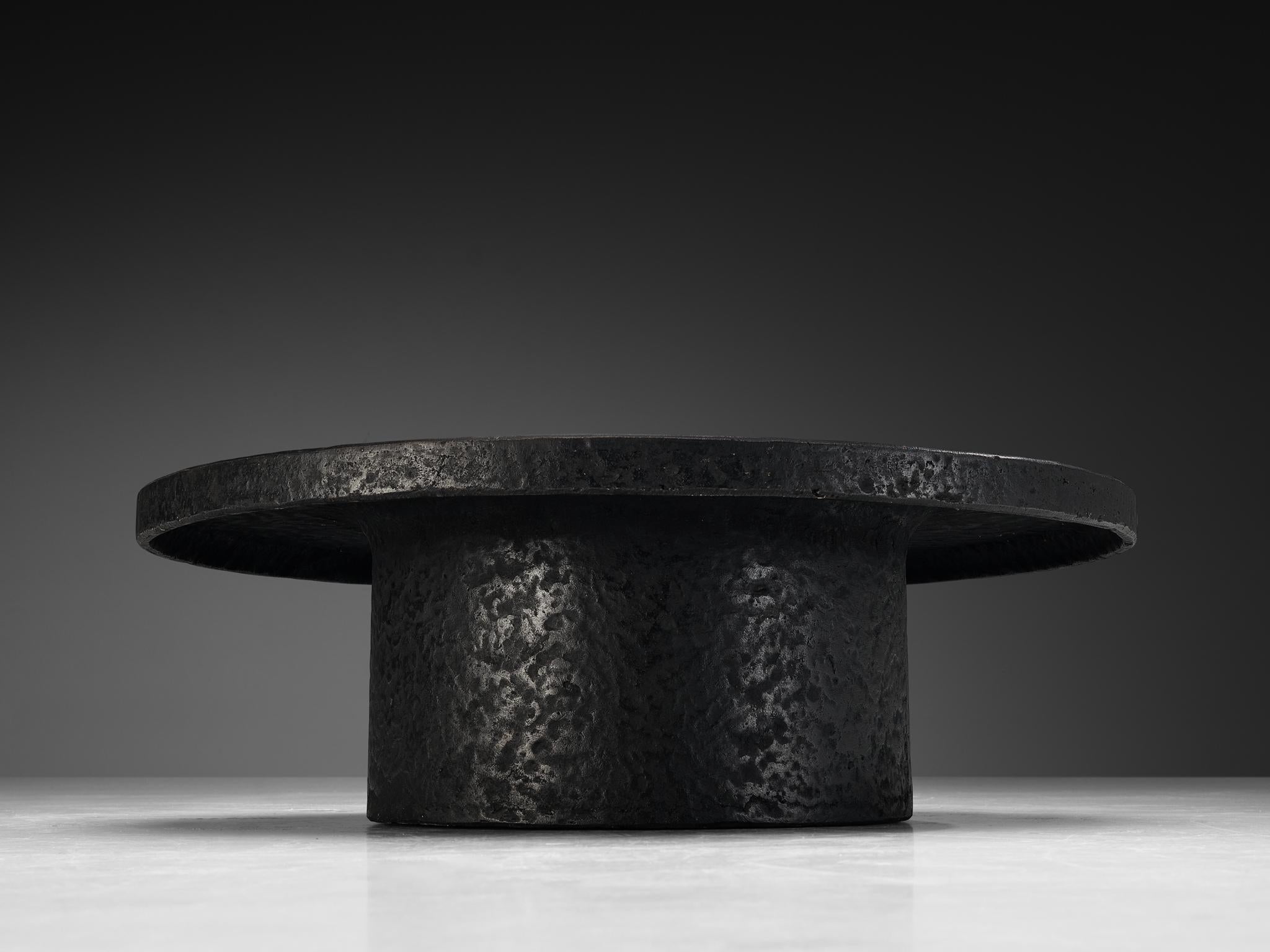 Brutalist Round Coffee Table in Black Stone Look Resin In Good Condition In Waalwijk, NL