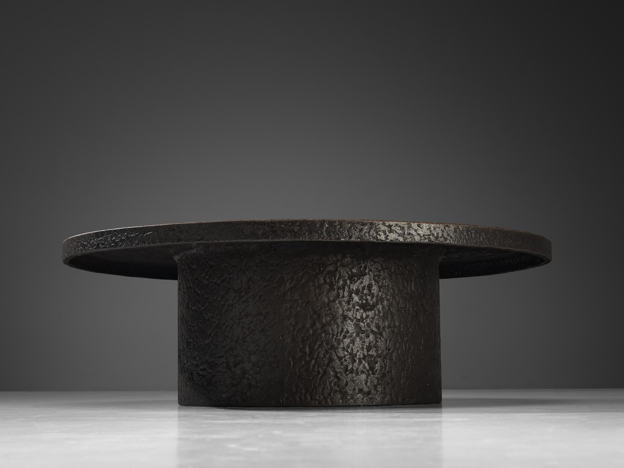 Brutalist Round Coffee Table in Black Stone Look Resin In Good Condition In Waalwijk, NL