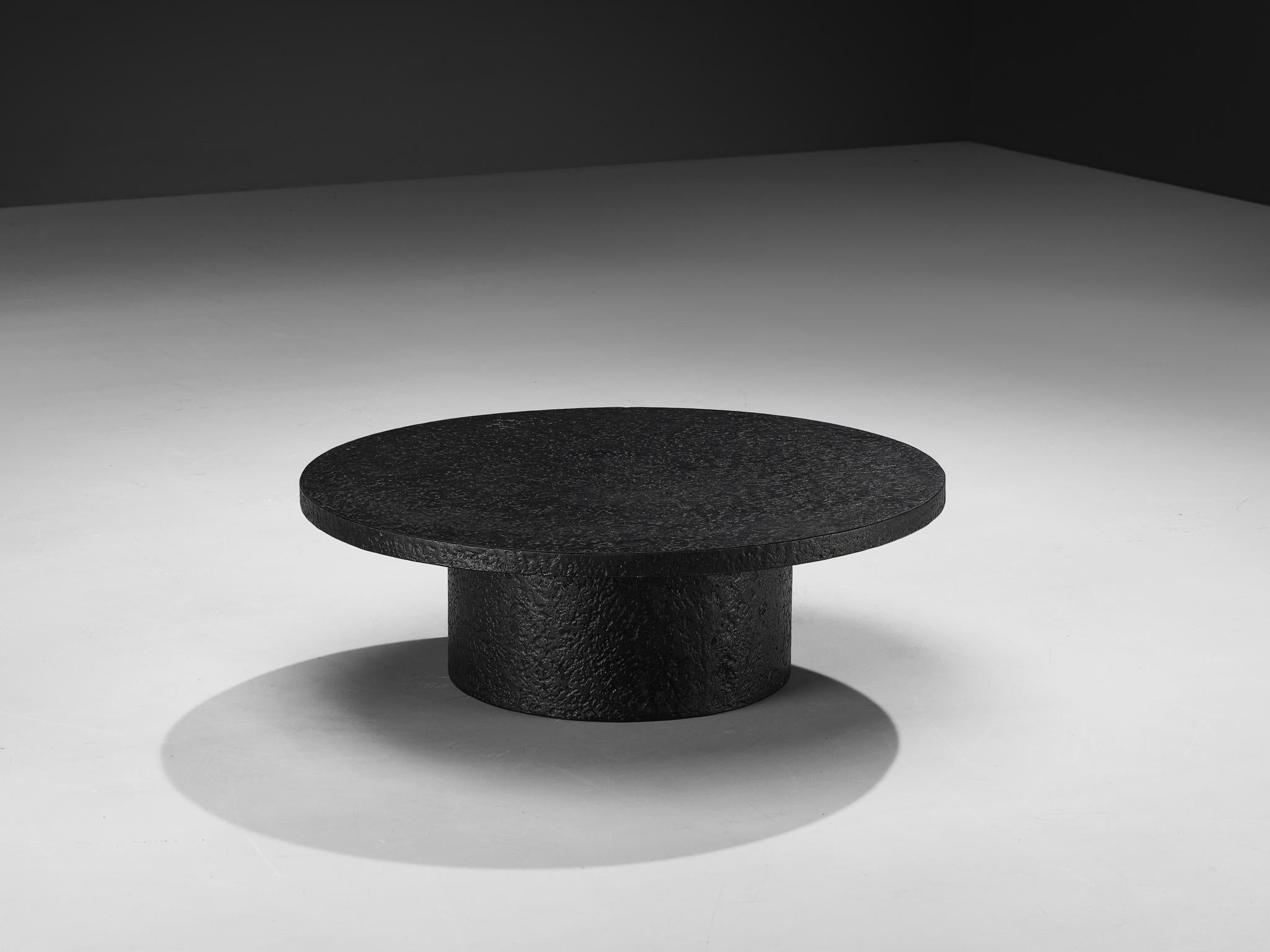 Brutalist Round Coffee Table in Black Stone Look Resin In Good Condition In Waalwijk, NL