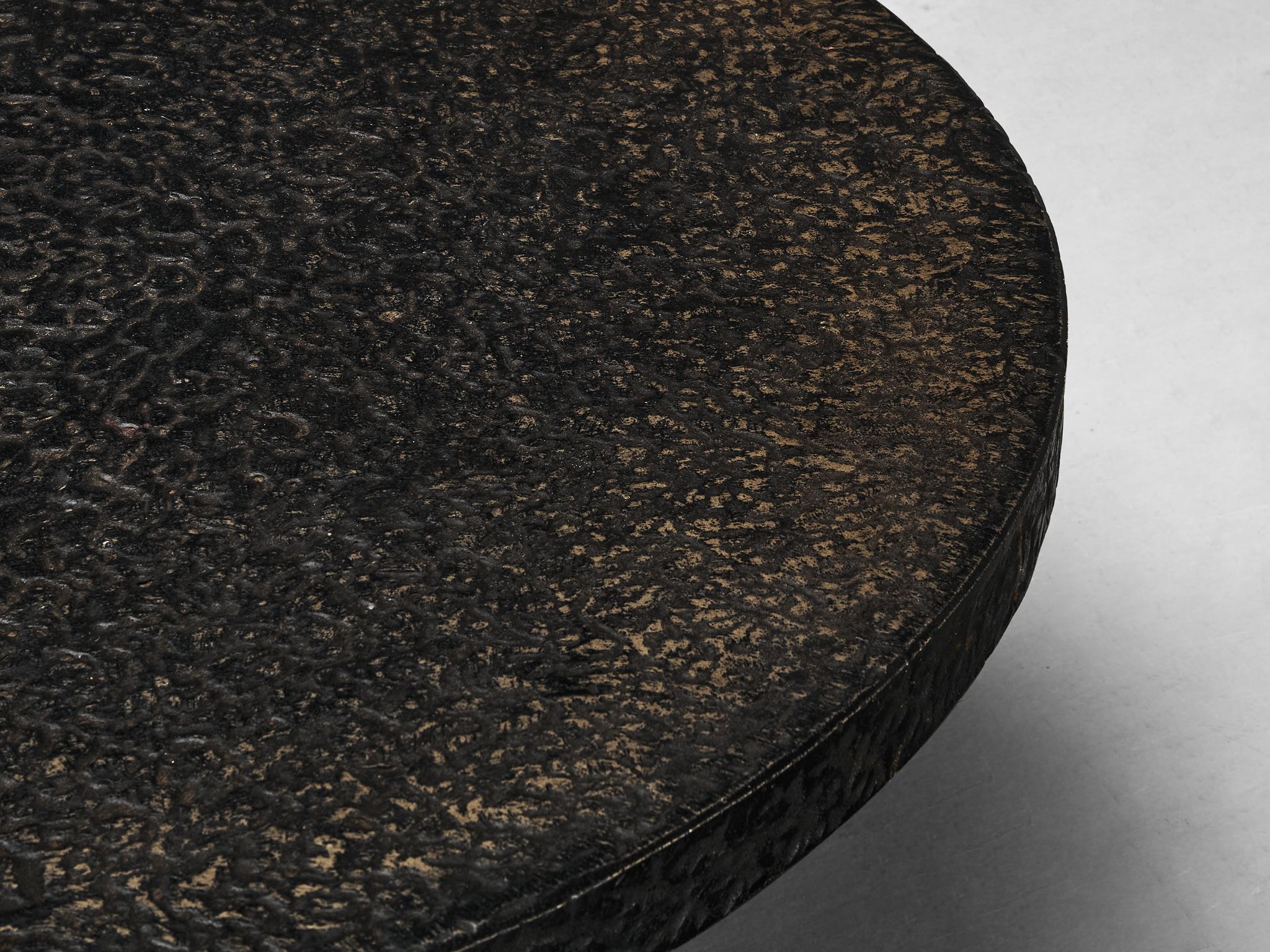 Brutalistischer runder Couchtisch aus schwarzem Harz in Steinoptik  im Zustand „Gut“ in Waalwijk, NL
