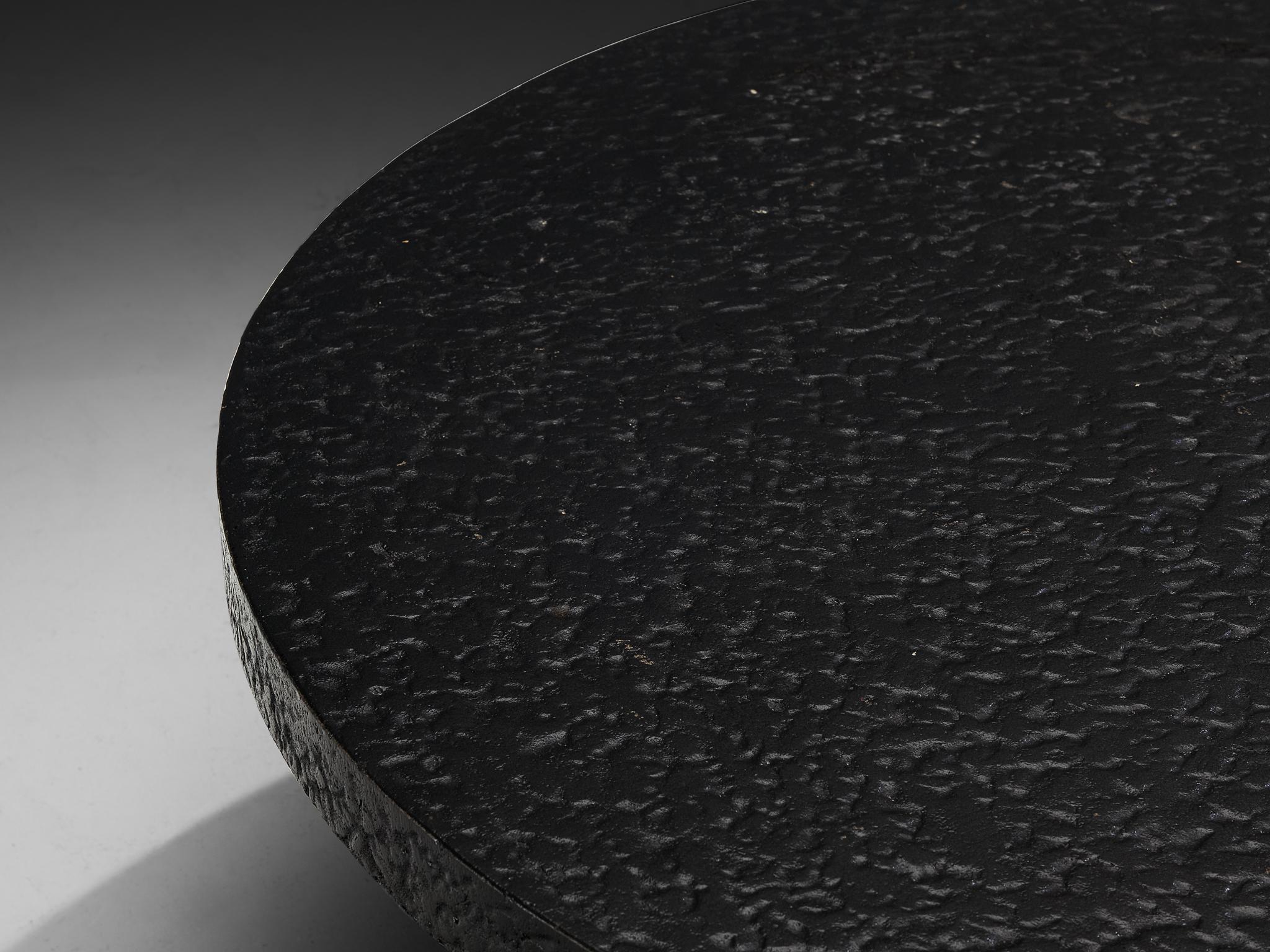 Brutalist Round Coffee Table in Black Stone Look Resin In Good Condition For Sale In Waalwijk, NL