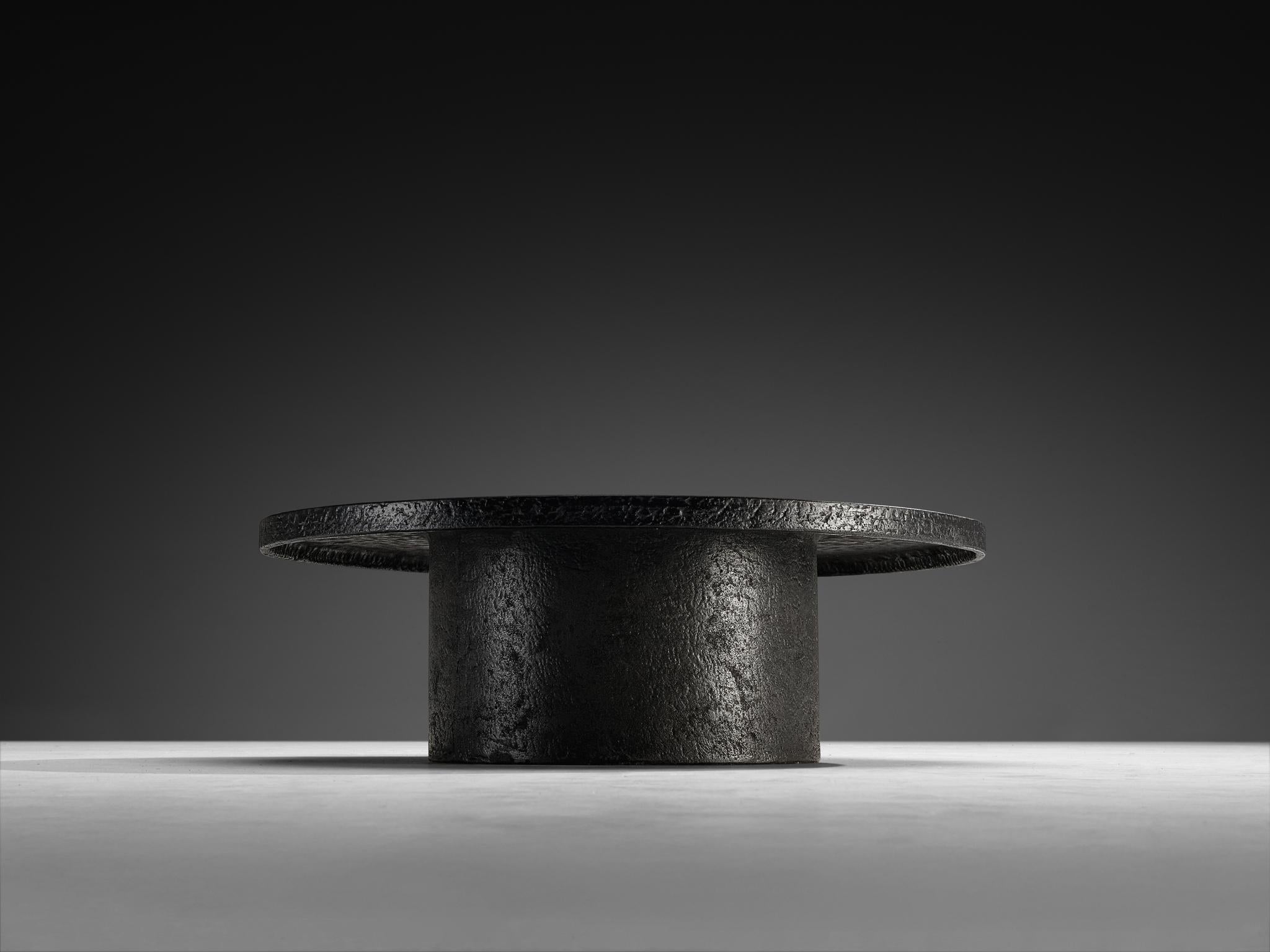 Brutalist Round Coffee Table in Black Stone Look Resin In Good Condition For Sale In Waalwijk, NL