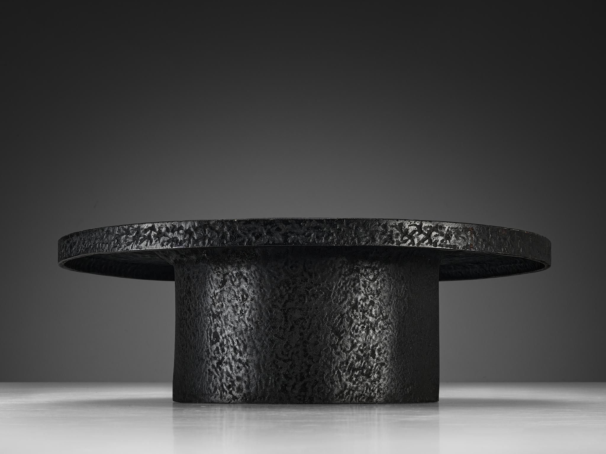 Résine Table basse ronde brutaliste en résine noire aspect pierre 
