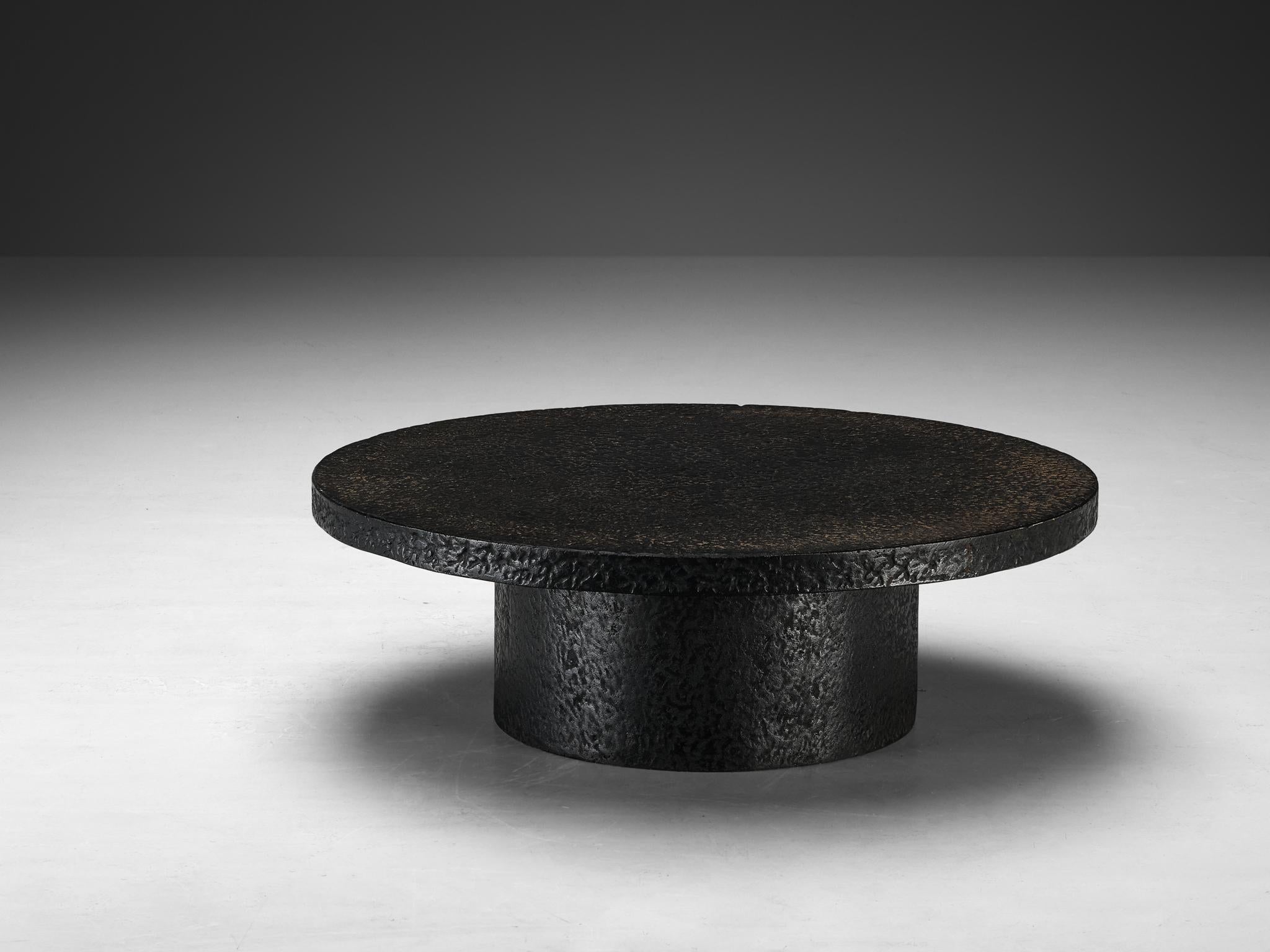 Table basse ronde brutaliste en résine noire aspect pierre  1