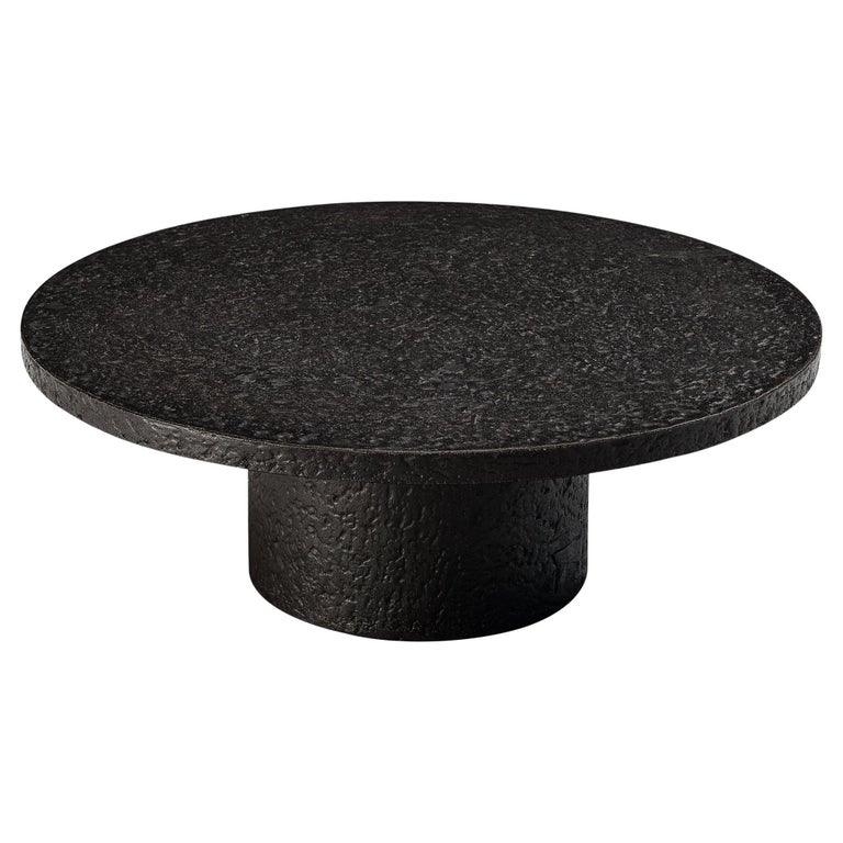 Table basse ronde brutaliste en résine noire aspect pierre En vente sur  1stDibs | table basse pierre noire, table basse pierre