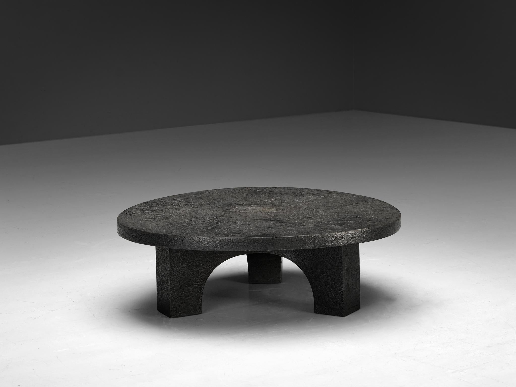 Brutalist Round Coffee Table in Dark Grey Stone Look In Good Condition In Waalwijk, NL