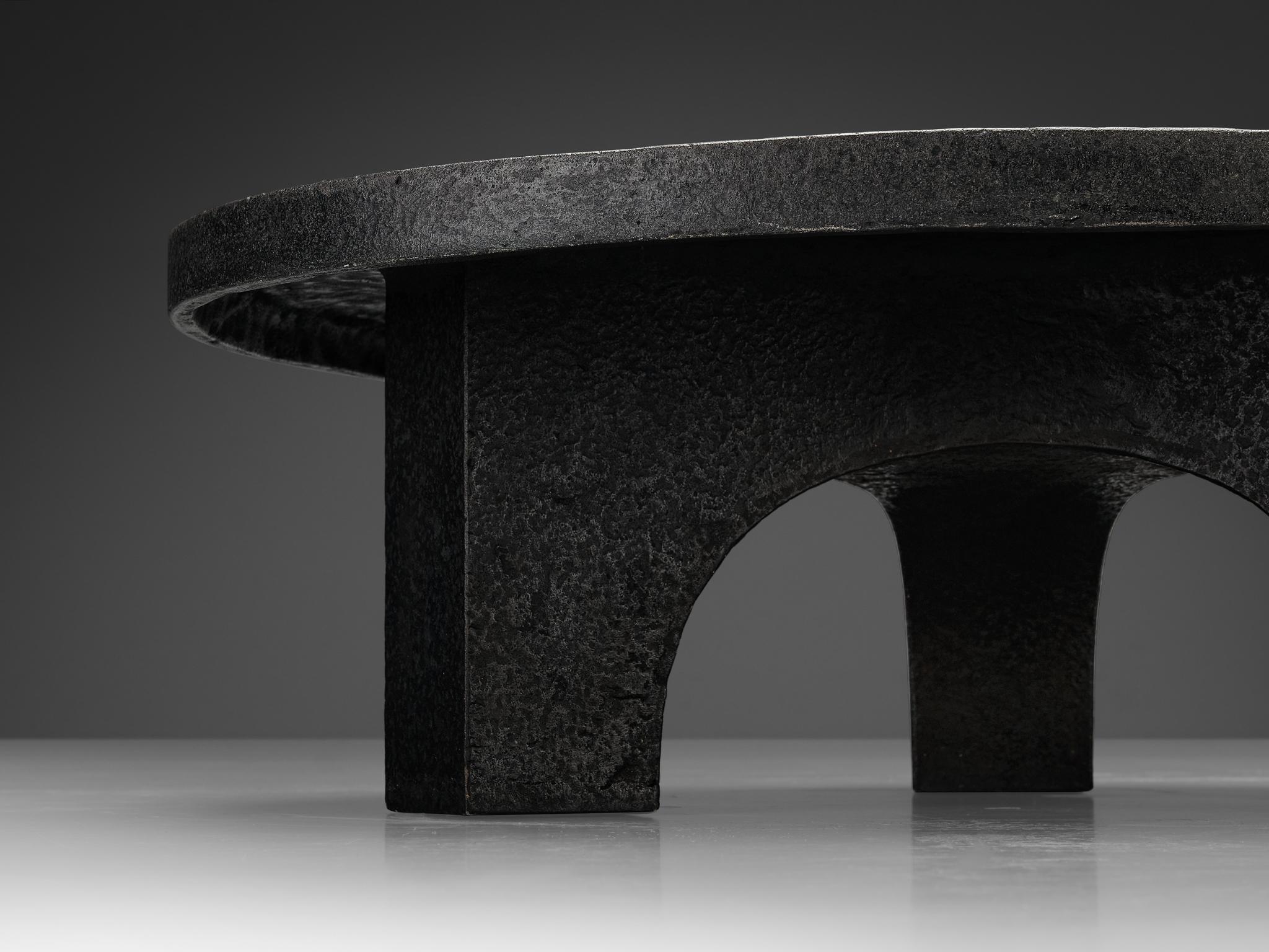 Brutalist Round Coffee Table in Dark Grey Stone Look 1
