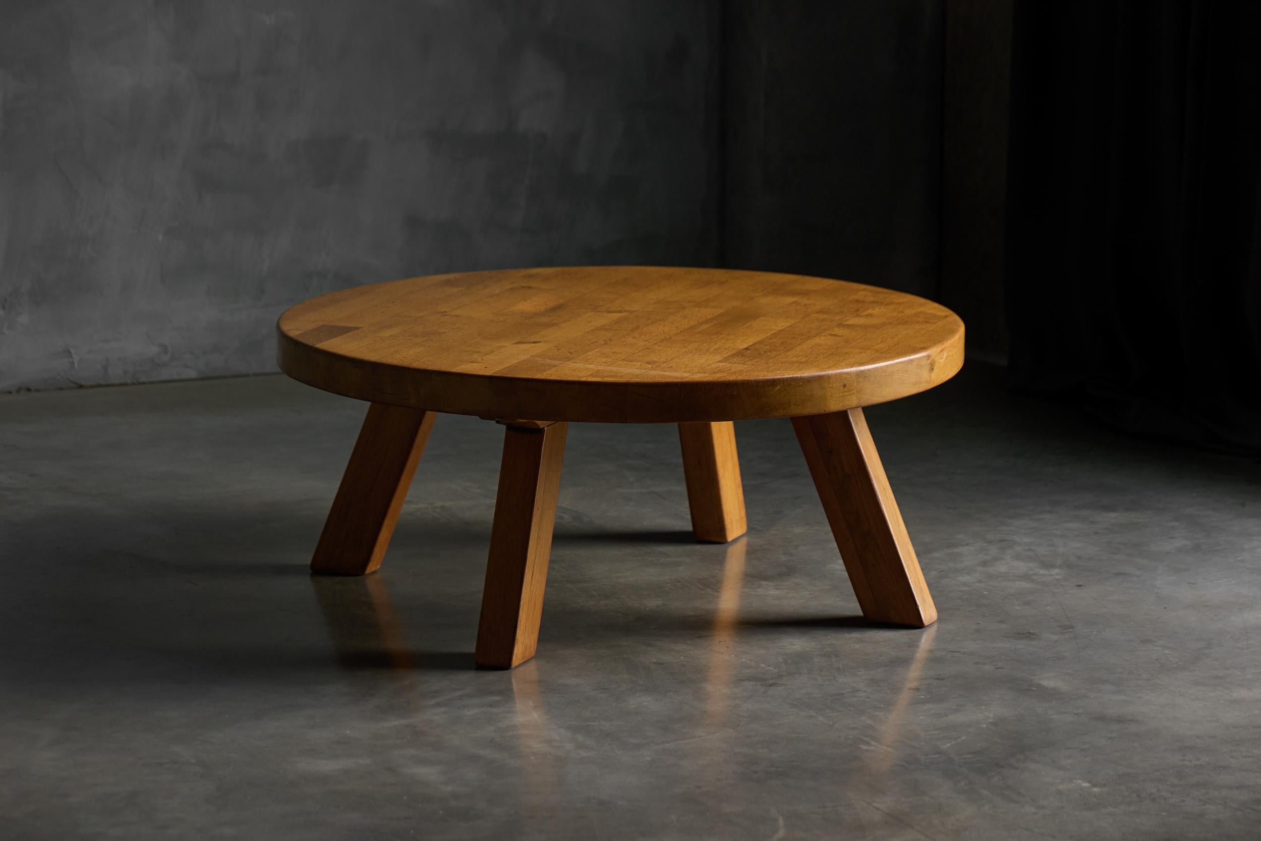 Brutalist Round Coffee Table in Solid Wood, France, 1960s In Good Condition For Sale In Antwerp, BE