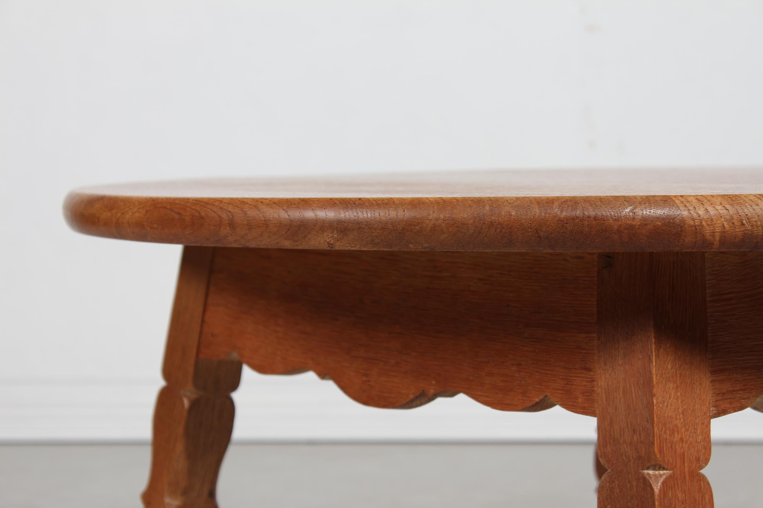 Mid-Century Modern Brutalist Round Coffee Table of Solid Oak in Axel Einar Hjorth Style 1950s