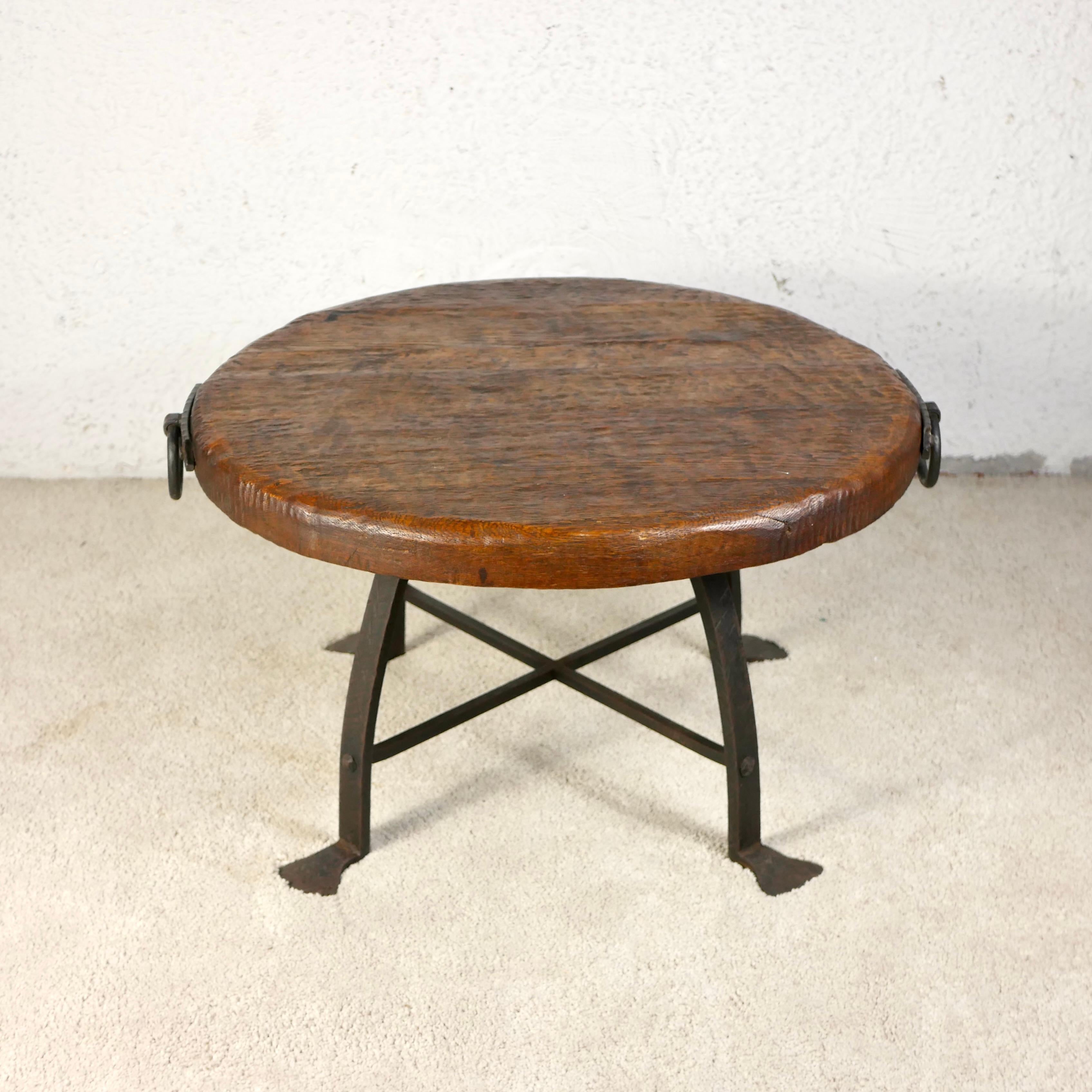 Beautiful mid-century brutalist round coffee table, anonymous work from Belgium, inspired by Jean Touret Atelier de Marolles.
Embossed wrought iron, and solid oak.
Very sturdy and charming.
Easy to move thank to the two chain loops.