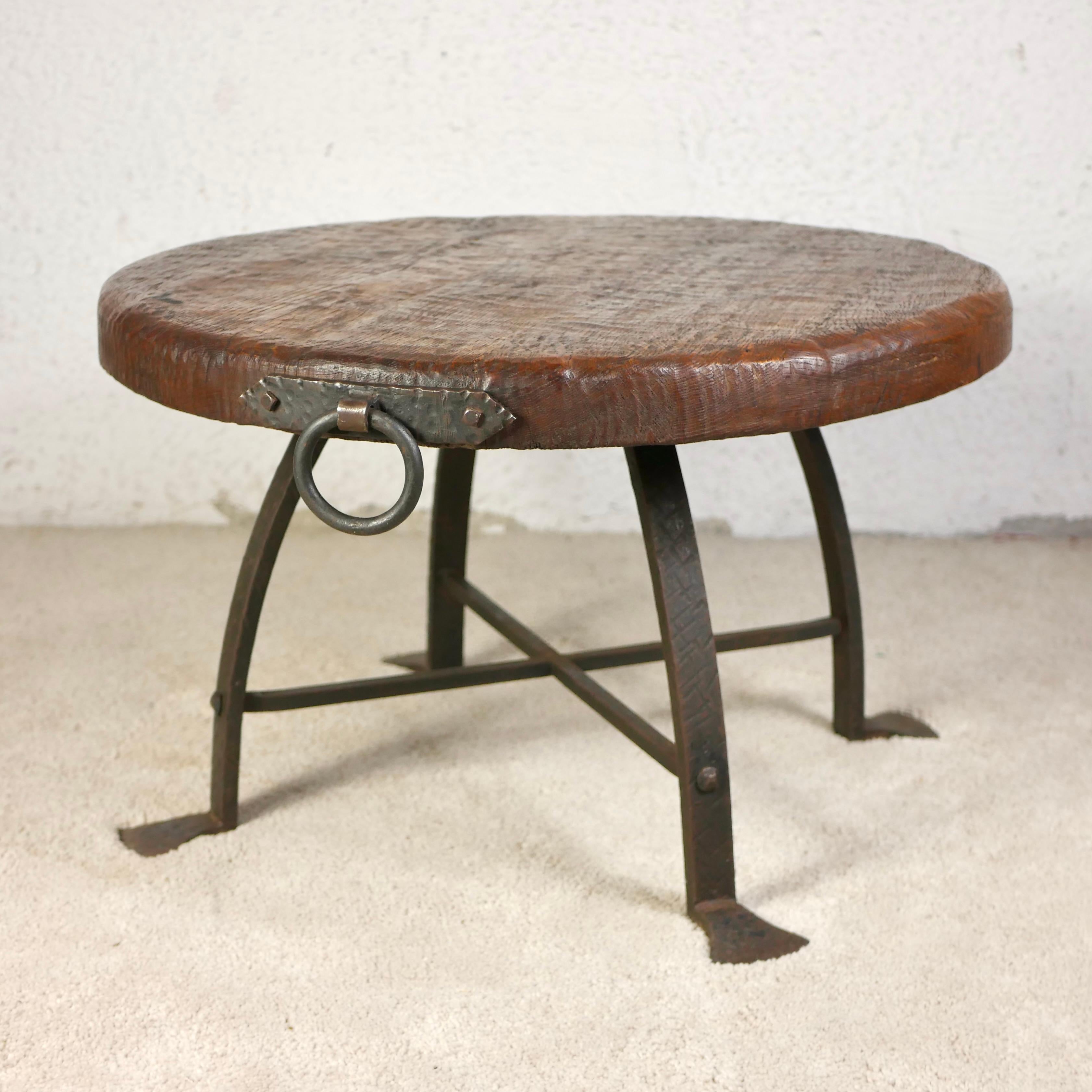 Table basse ronde brutaliste, fer forgé et chêne massif, Belgique, années 1950 en vente 1