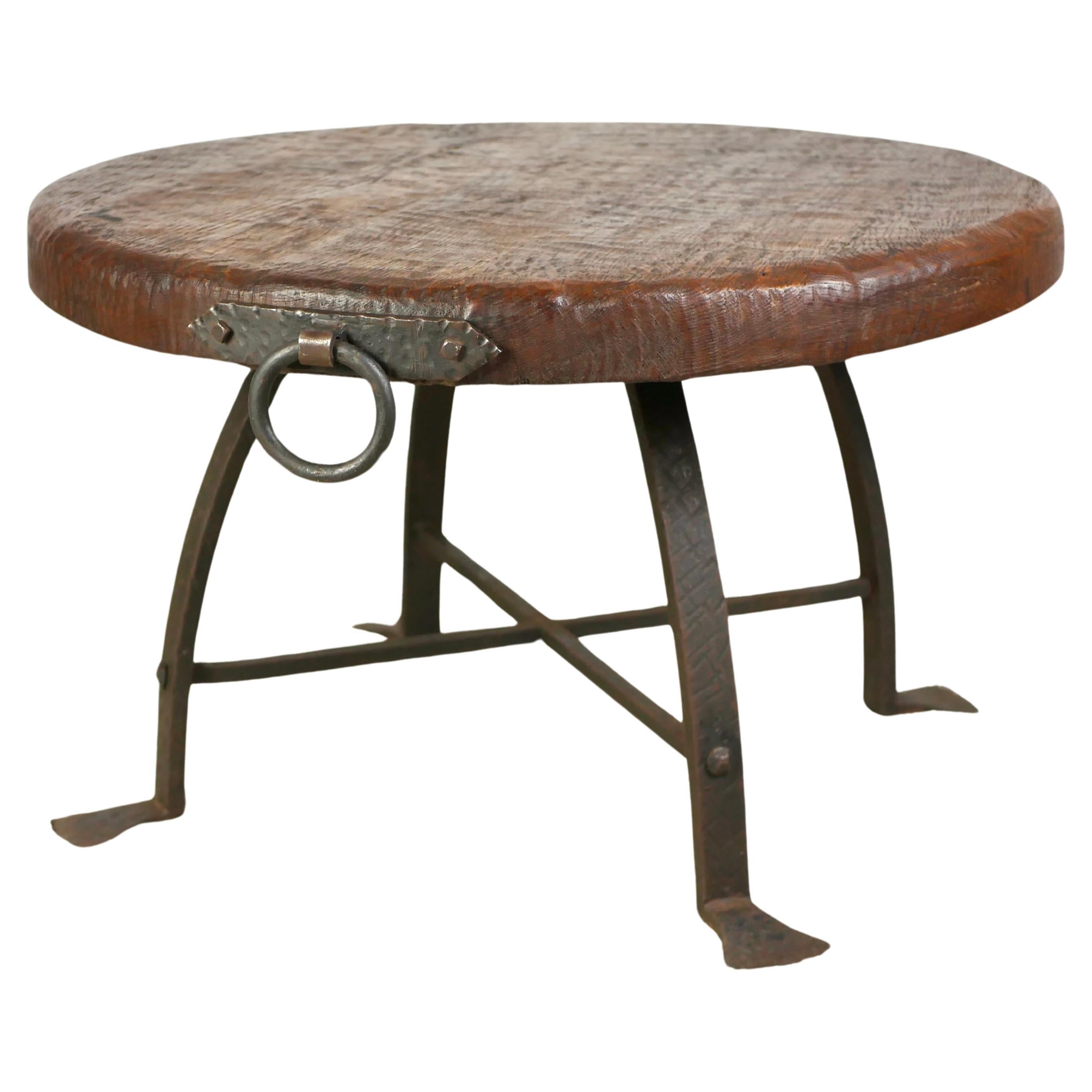 Table basse ronde brutaliste, fer forgé et chêne massif, Belgique, années 1950 en vente