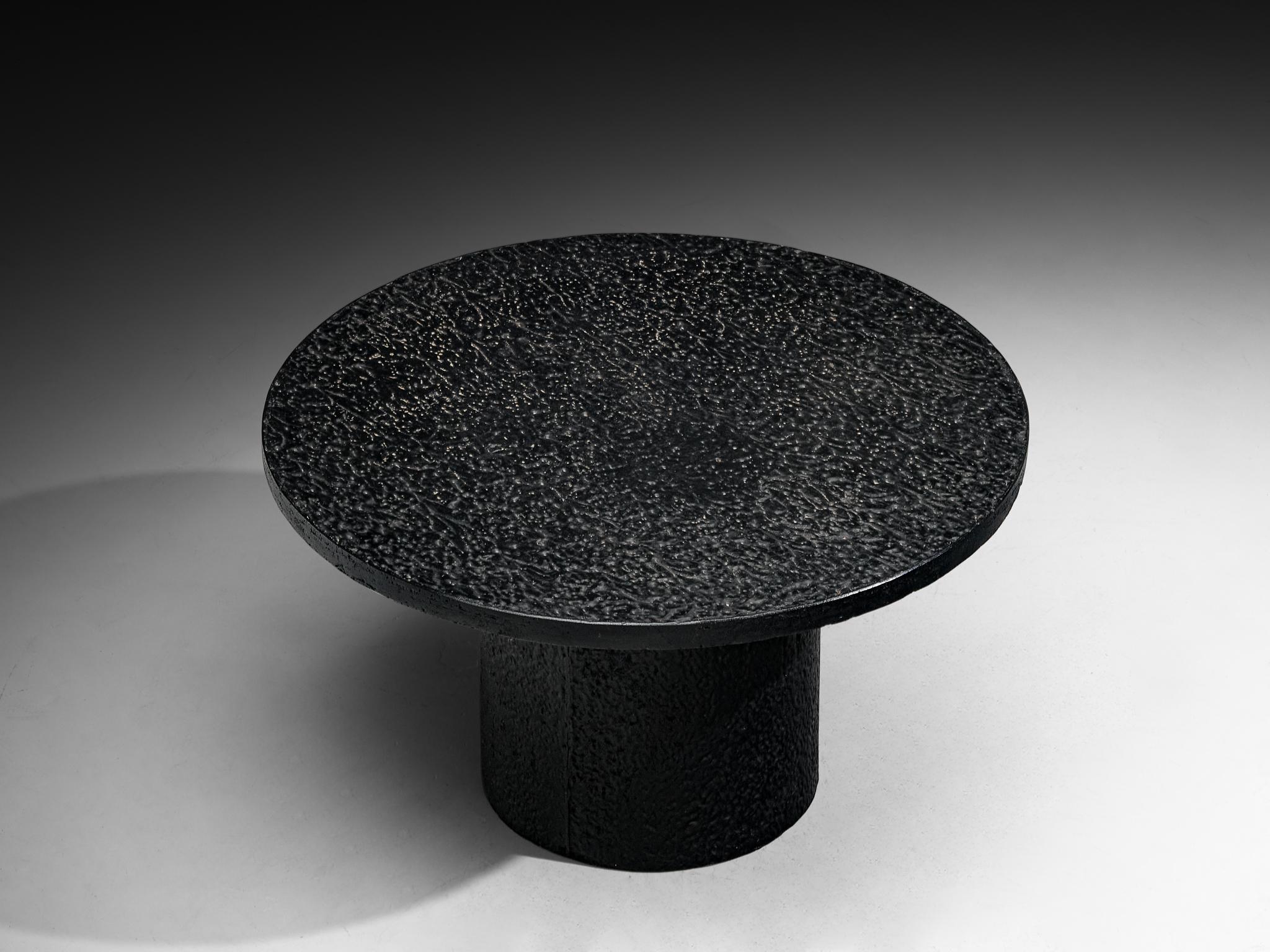 Table de salle à manger ou de centre, résine, Europe du Nord, années 1970.

Exemple frappant du design des années 1970, cette table d'un noir profond incarne une esthétique à la fois audacieuse et raffinée. Fabriqué entièrement en résine, le