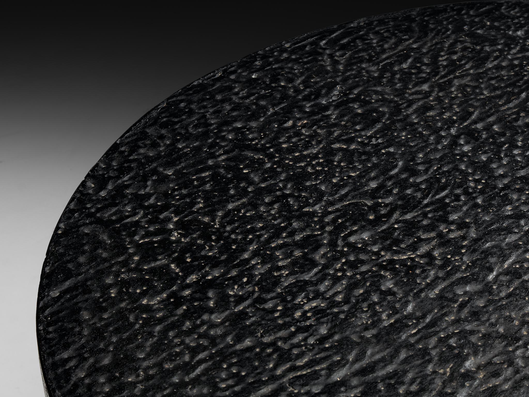 Postmoderne Brutalist Round Dining or Center Table in Black Stone Look Resin (Table de salle à manger ou de centre de table ronde brutaliste en résine noire aspect pierre) en vente