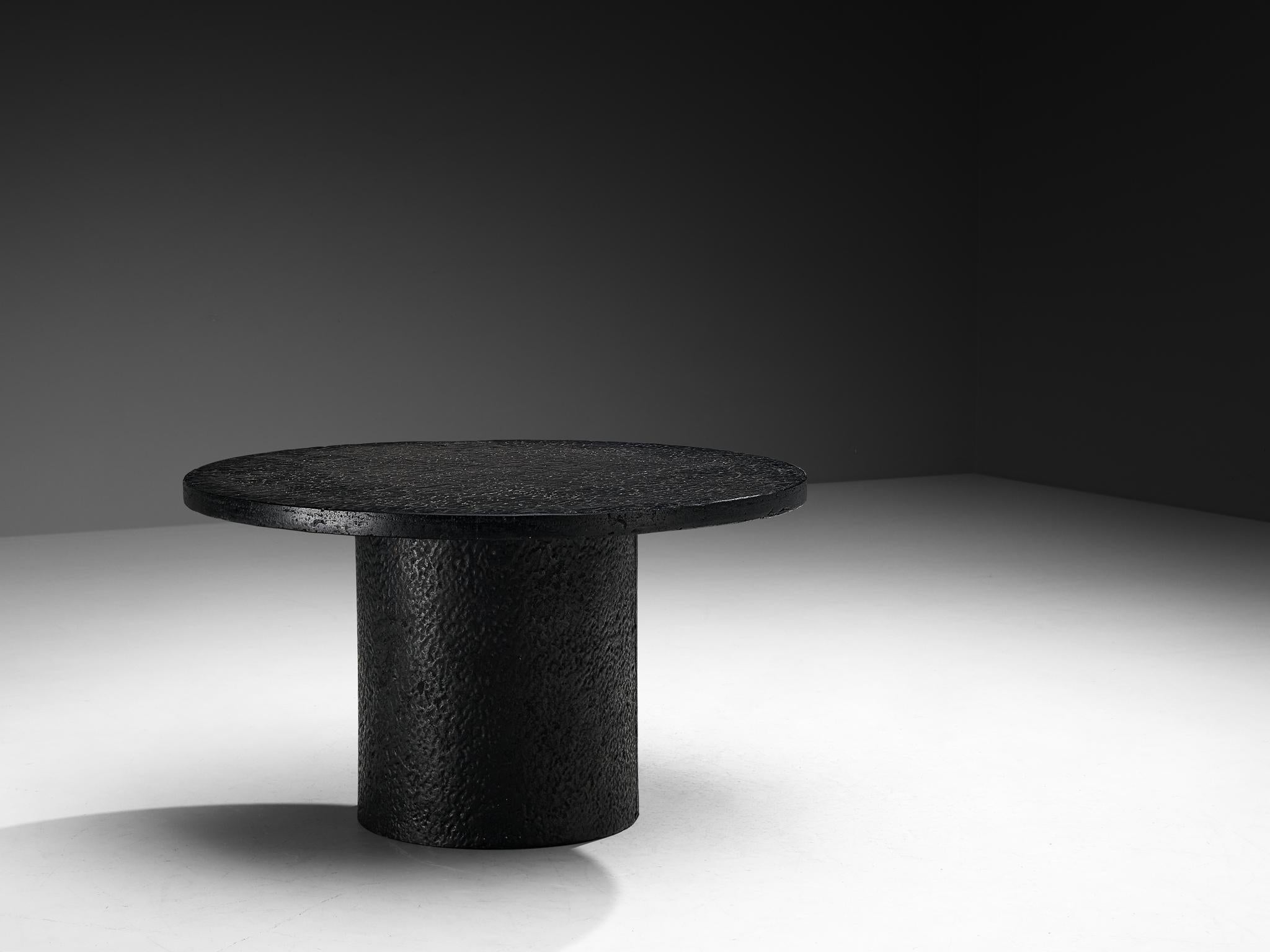 Européen Brutalist Round Dining or Center Table in Black Stone Look Resin (Table de salle à manger ou de centre de table ronde brutaliste en résine noire aspect pierre) en vente