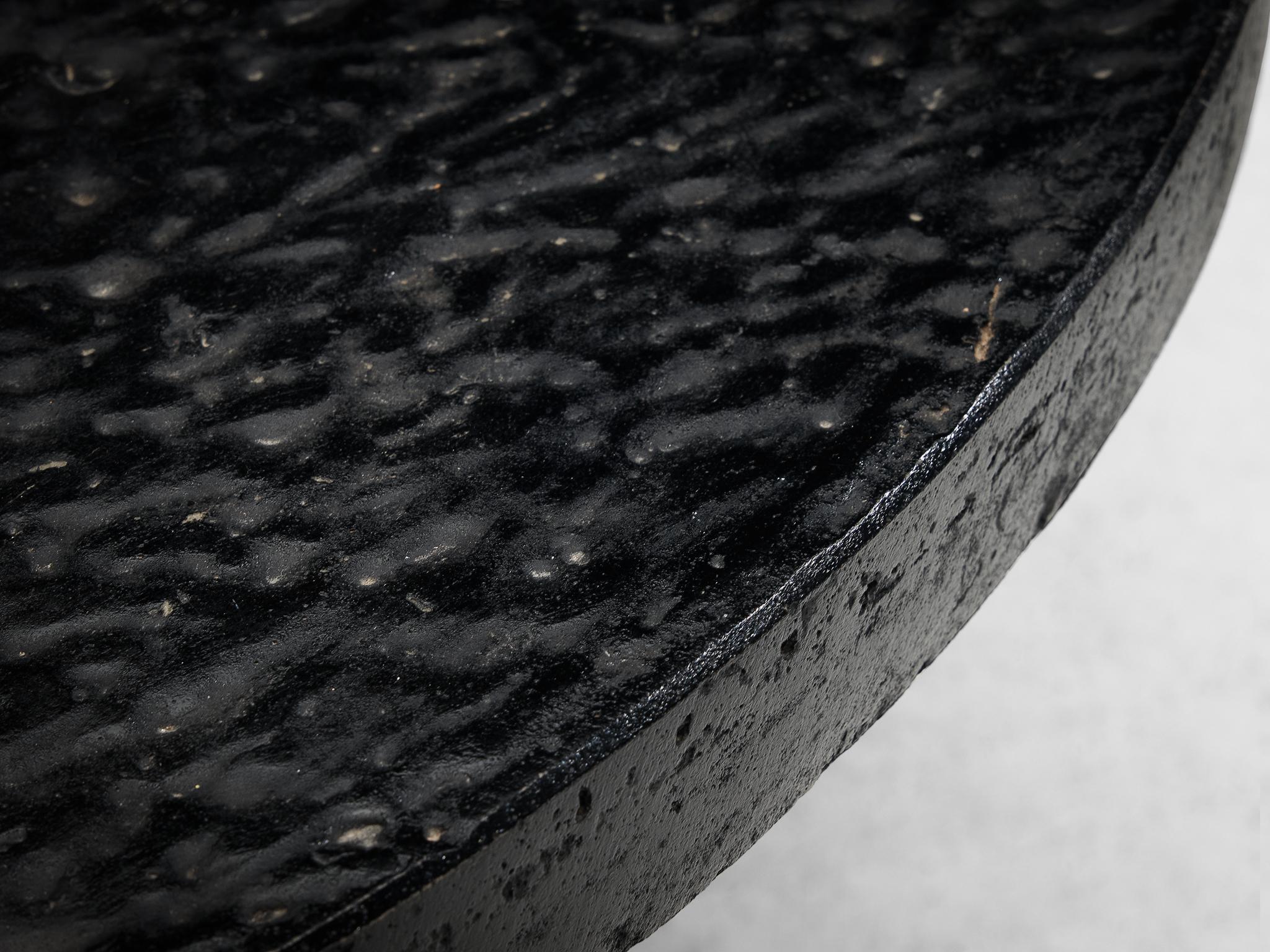 Brutalist Round Dining or Center Table in Black Stone Look Resin (Table de salle à manger ou de centre de table ronde brutaliste en résine noire aspect pierre) Bon état - En vente à Waalwijk, NL