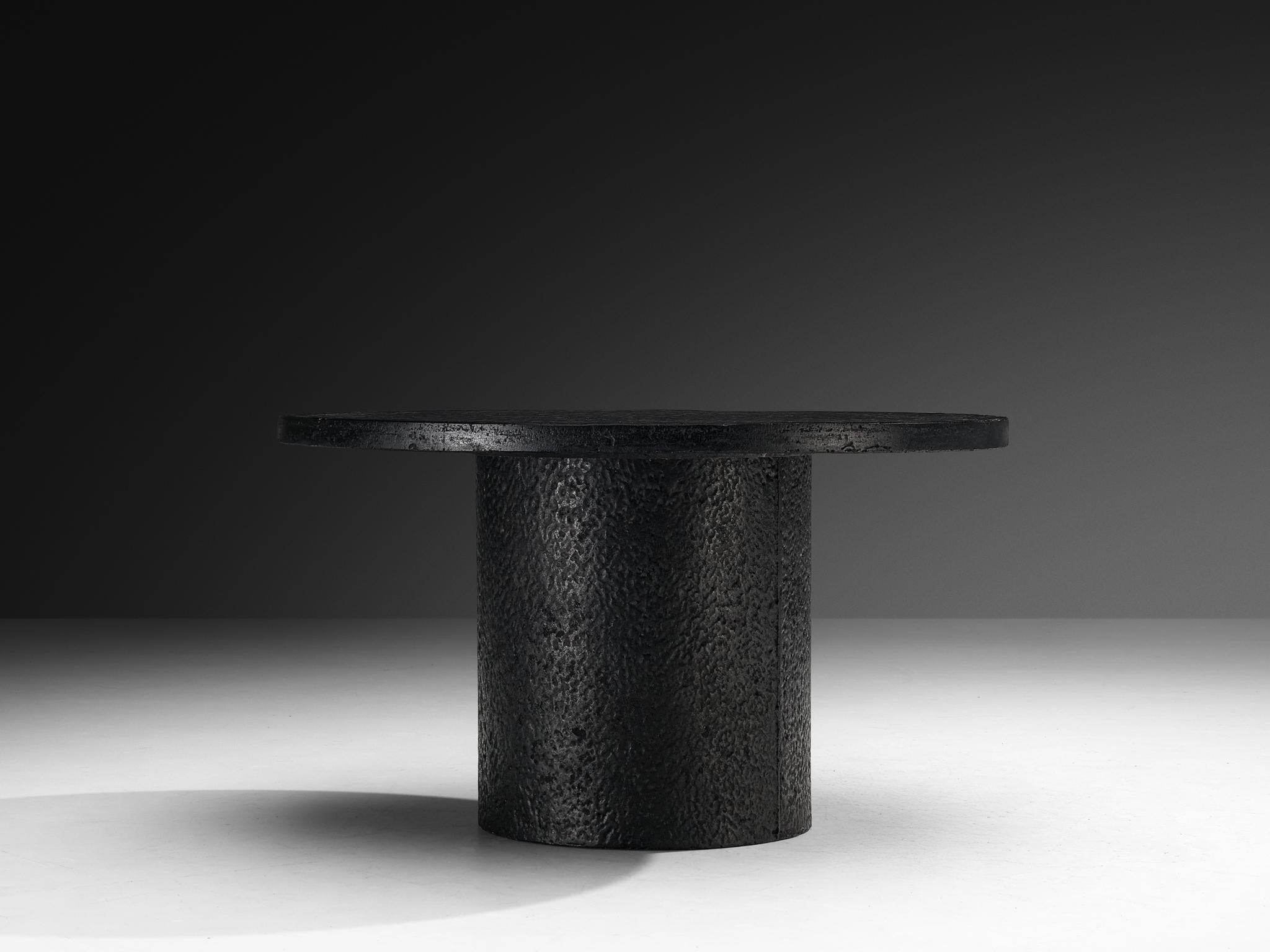Fin du 20e siècle Brutalist Round Dining or Center Table in Black Stone Look Resin (Table de salle à manger ou de centre de table ronde brutaliste en résine noire aspect pierre) en vente