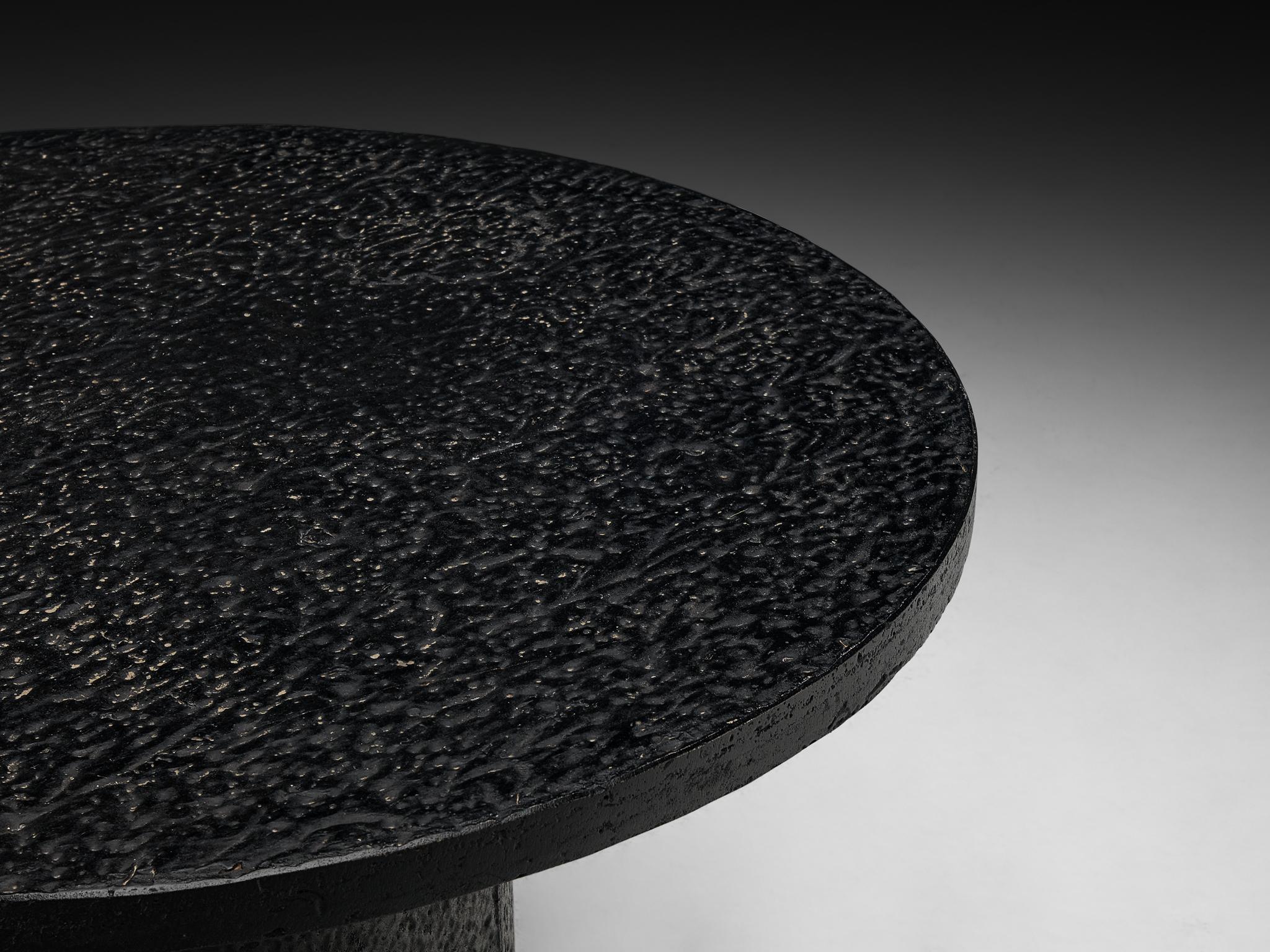 Résine Brutalist Round Dining or Center Table in Black Stone Look Resin (Table de salle à manger ou de centre de table ronde brutaliste en résine noire aspect pierre) en vente