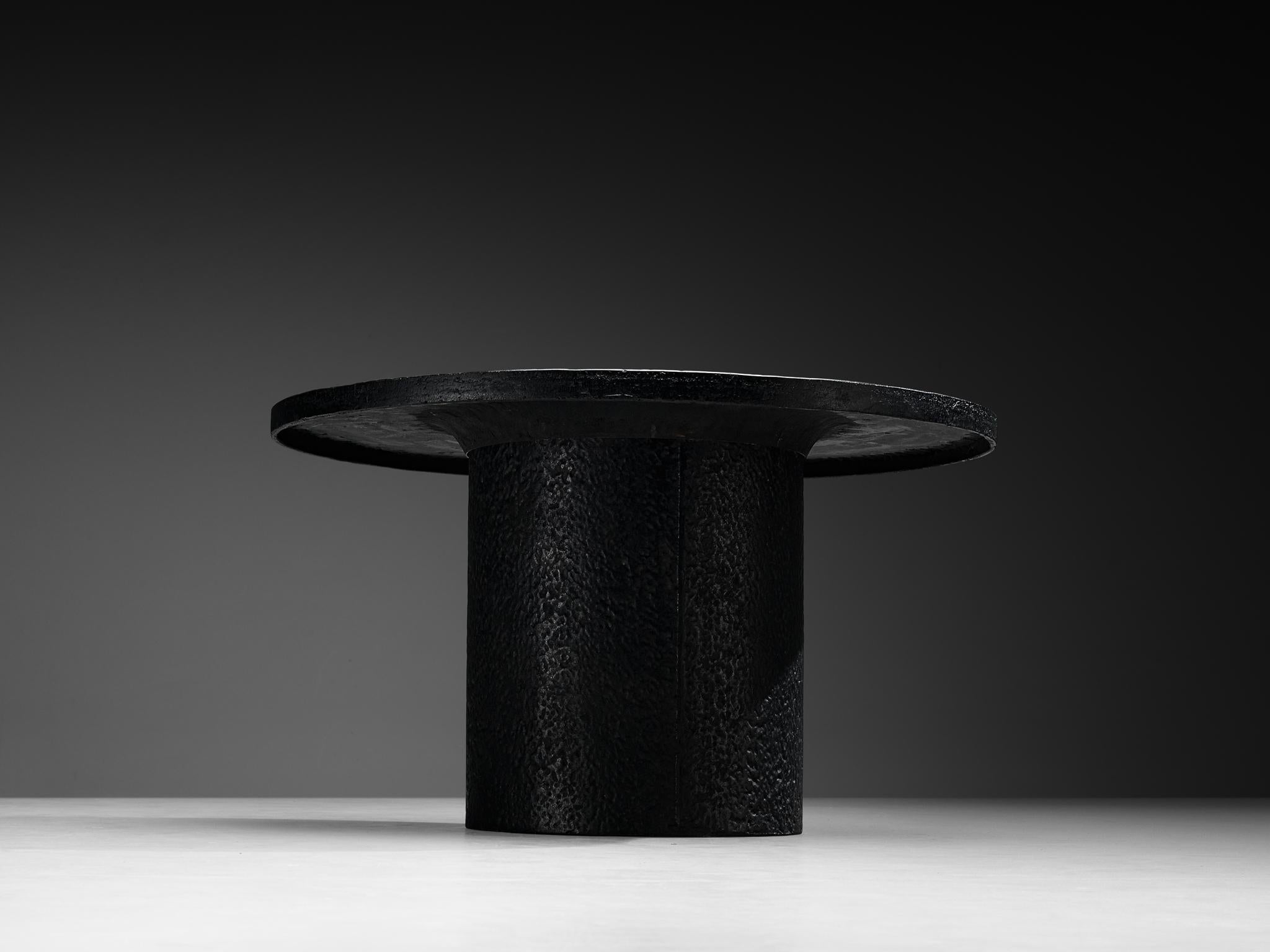Brutalist Round Dining or Center Table in Black Stone Look Resin (Table de salle à manger ou de centre de table ronde brutaliste en résine noire aspect pierre) en vente 1
