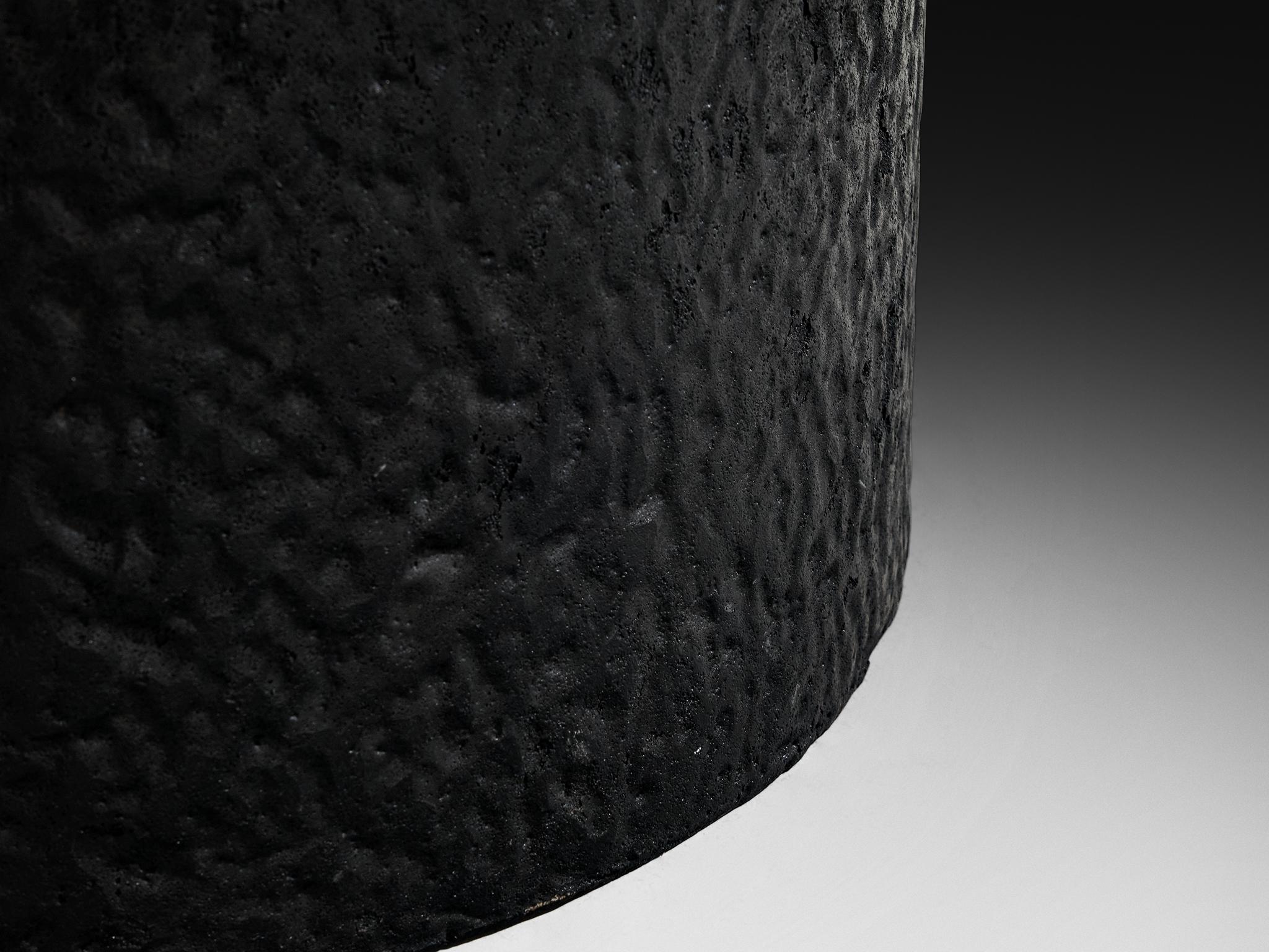 Brutalist Round Dining or Center Table in Black Stone Look Resin (Table de salle à manger ou de centre de table ronde brutaliste en résine noire aspect pierre) en vente 2