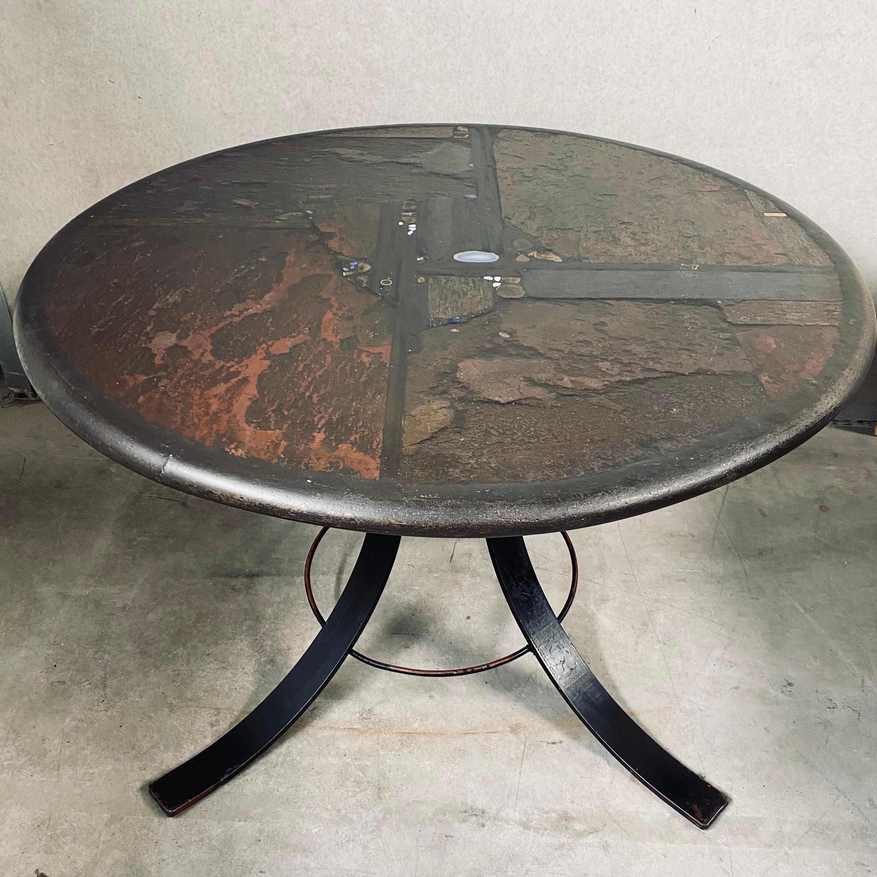 Découvrez l'Elegance de la table à manger ronde vintage brutaliste de Paul By 1980

Voici une extraordinaire pièce d'art fonctionnel, la table de salle à manger ronde Vintage Brutalist, dotée d'un remarquable piètement en fonte noire, œuvre de