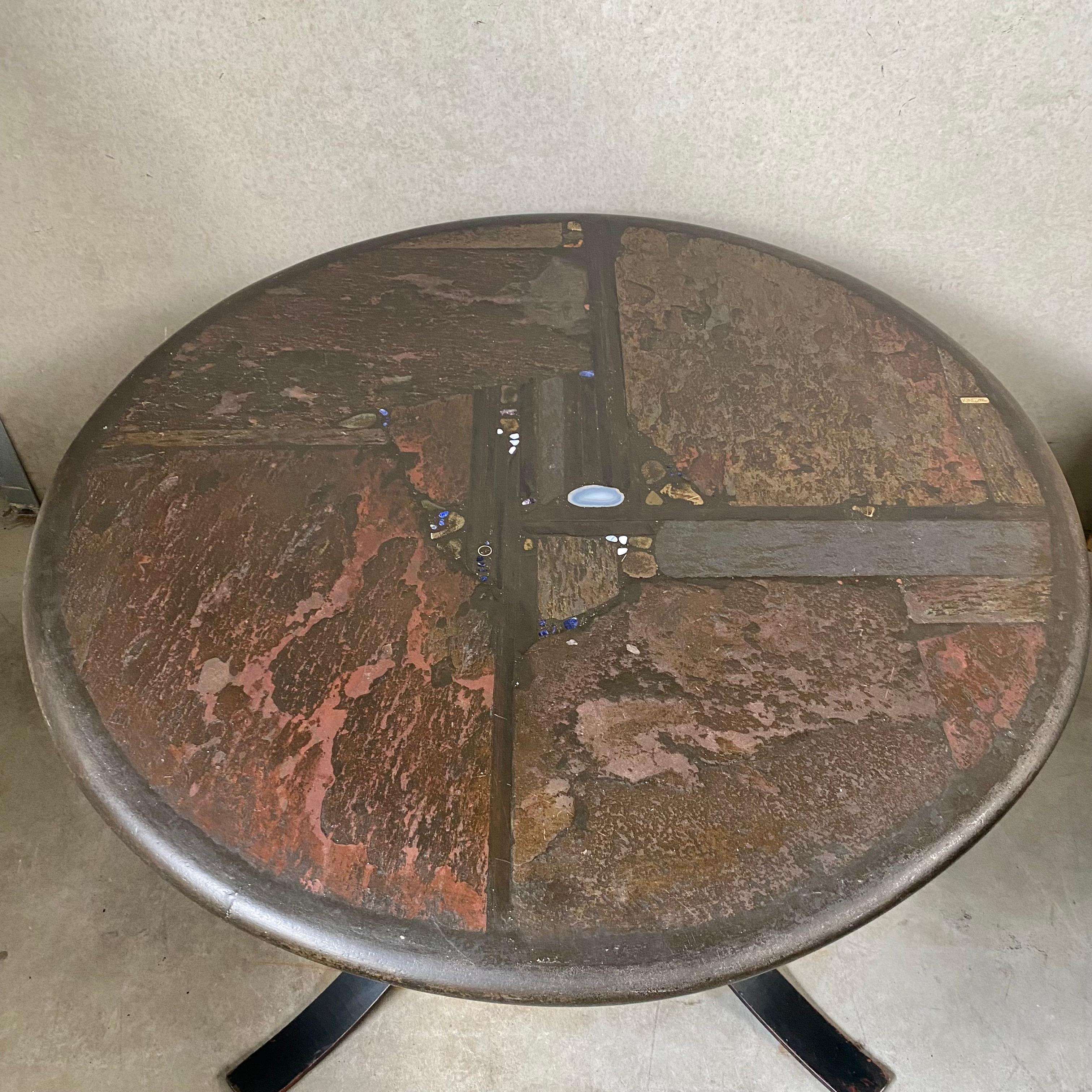 Néerlandais Table de salle à manger ronde d'art brutaliste avec base en fonte par Paul Kingma Agate 1980 en vente