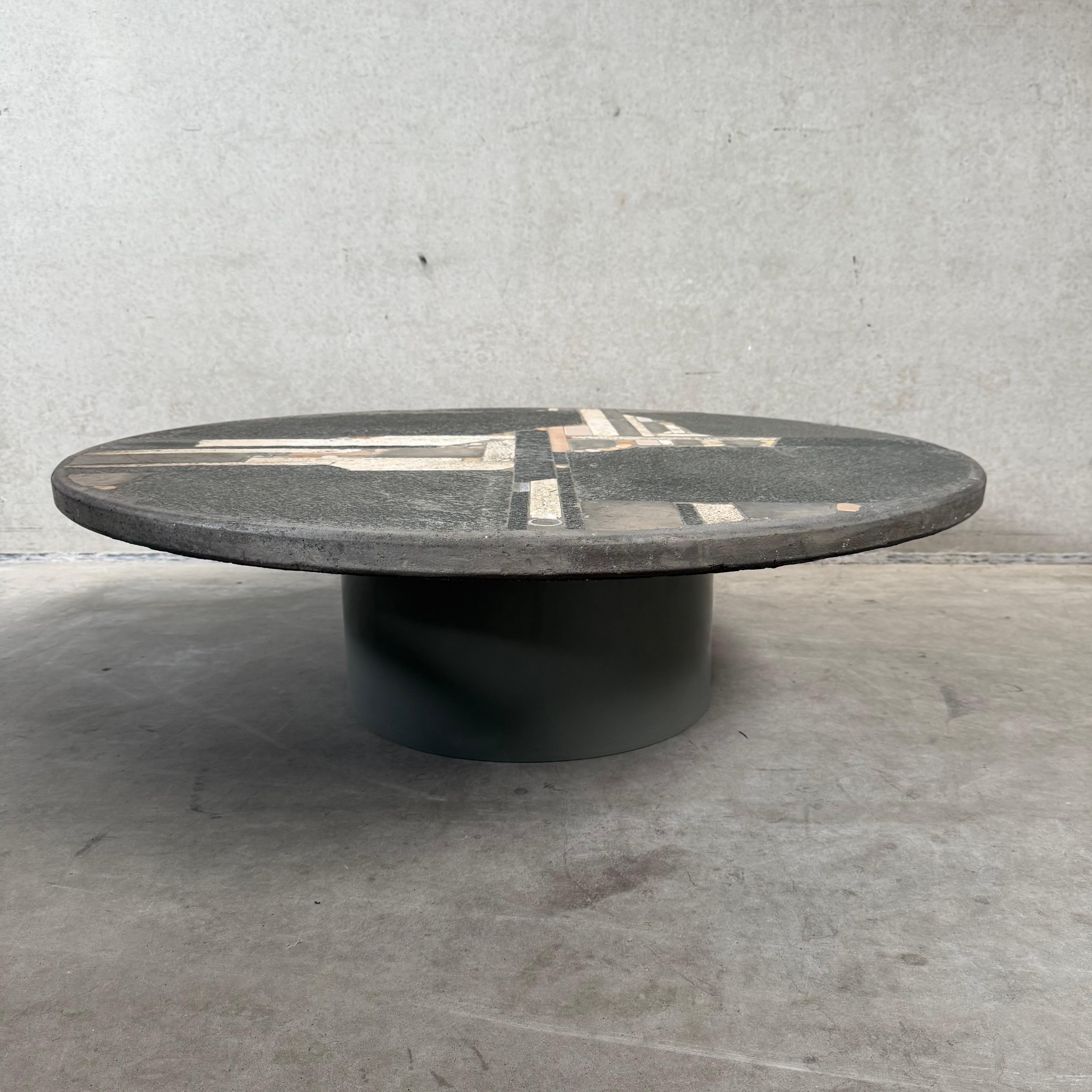 Sculpté à la main Brutalist Round Grey Slate Stone Coffee Table by Sculptor Paul Kingma en vente