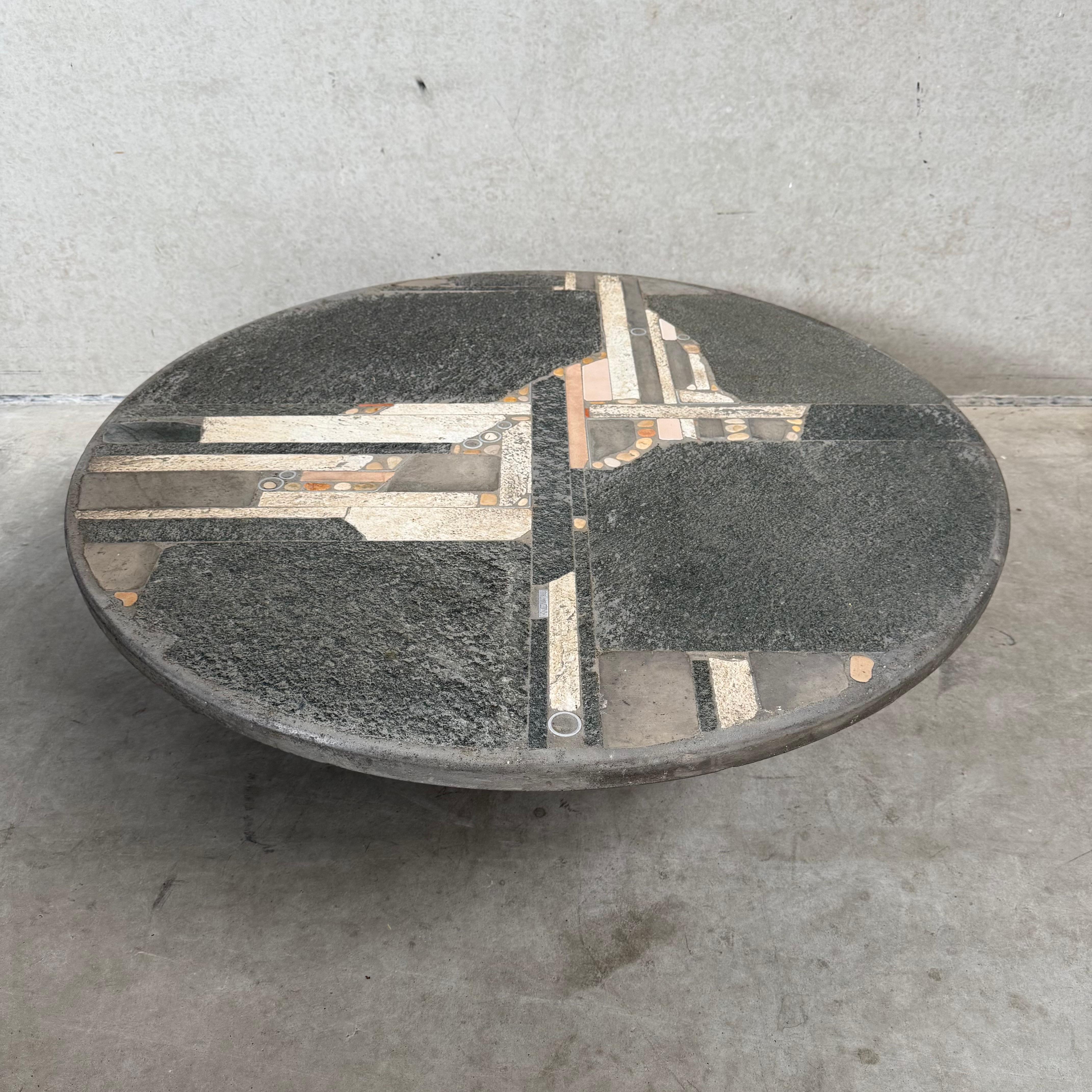 Fin du 20e siècle Brutalist Round Grey Slate Stone Coffee Table by Sculptor Paul Kingma en vente