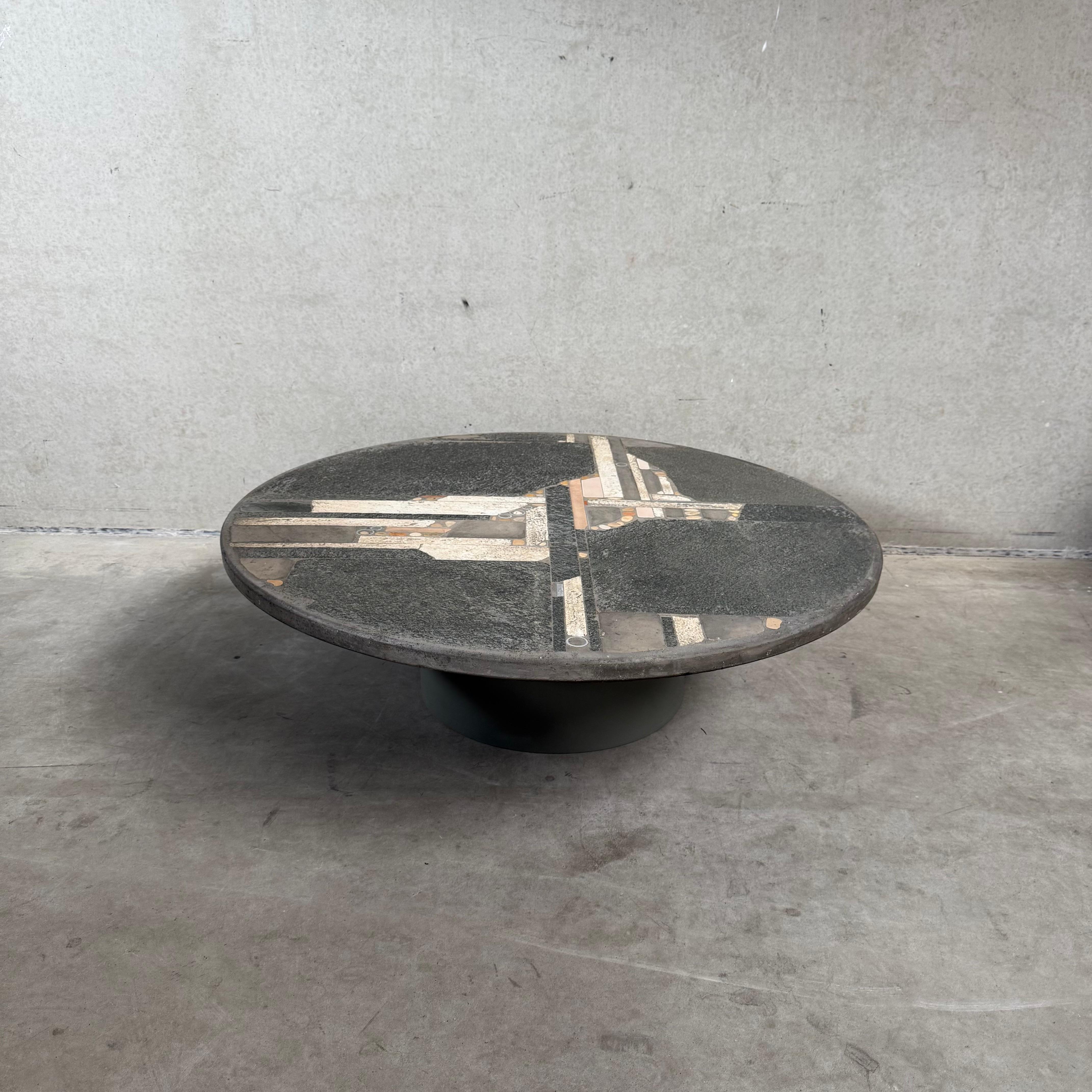 Brutalist Round Grey Slate Stone Coffee Table by Sculptor Paul Kingma en vente 1