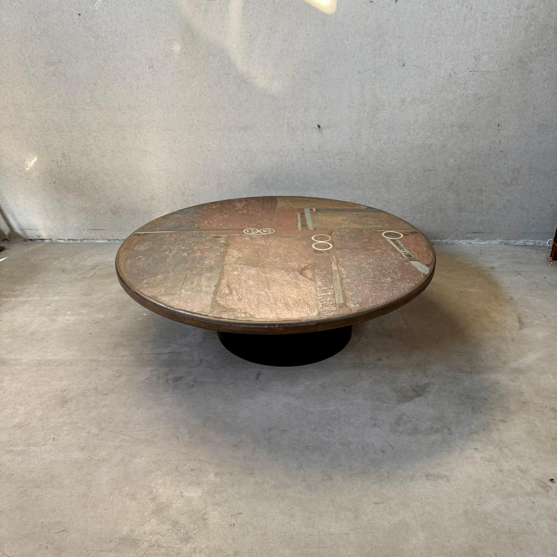 Runder brutalistischer Couchtisch aus Schieferstein des Bildhauers Paul Kingma, Niederlande (Ende des 20. Jahrhunderts) im Angebot