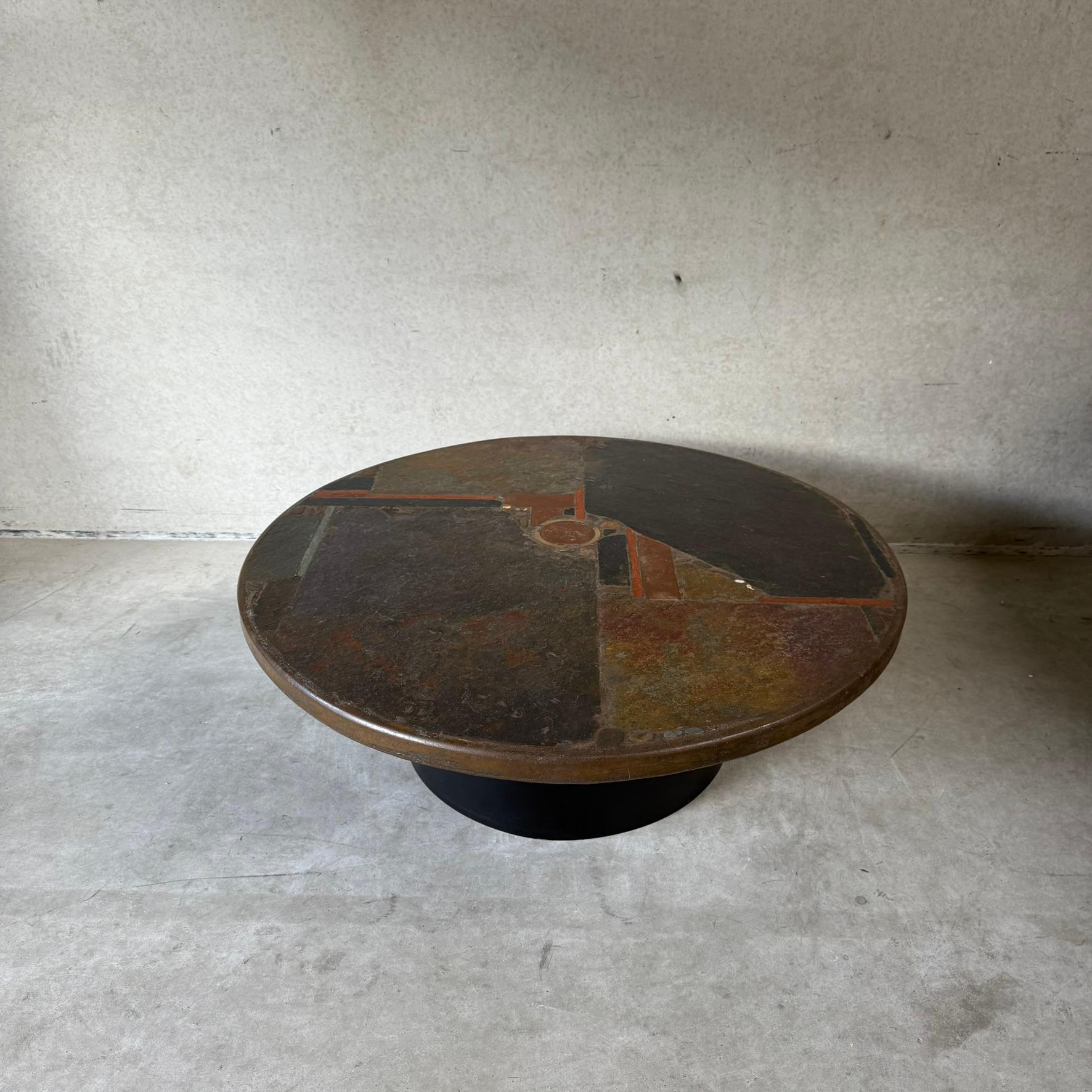 Brutalist Round Slate Stone Coffee Table Sculptor Paul Kingma Netherlands 1978 In Good Condition For Sale In DE MEERN, NL