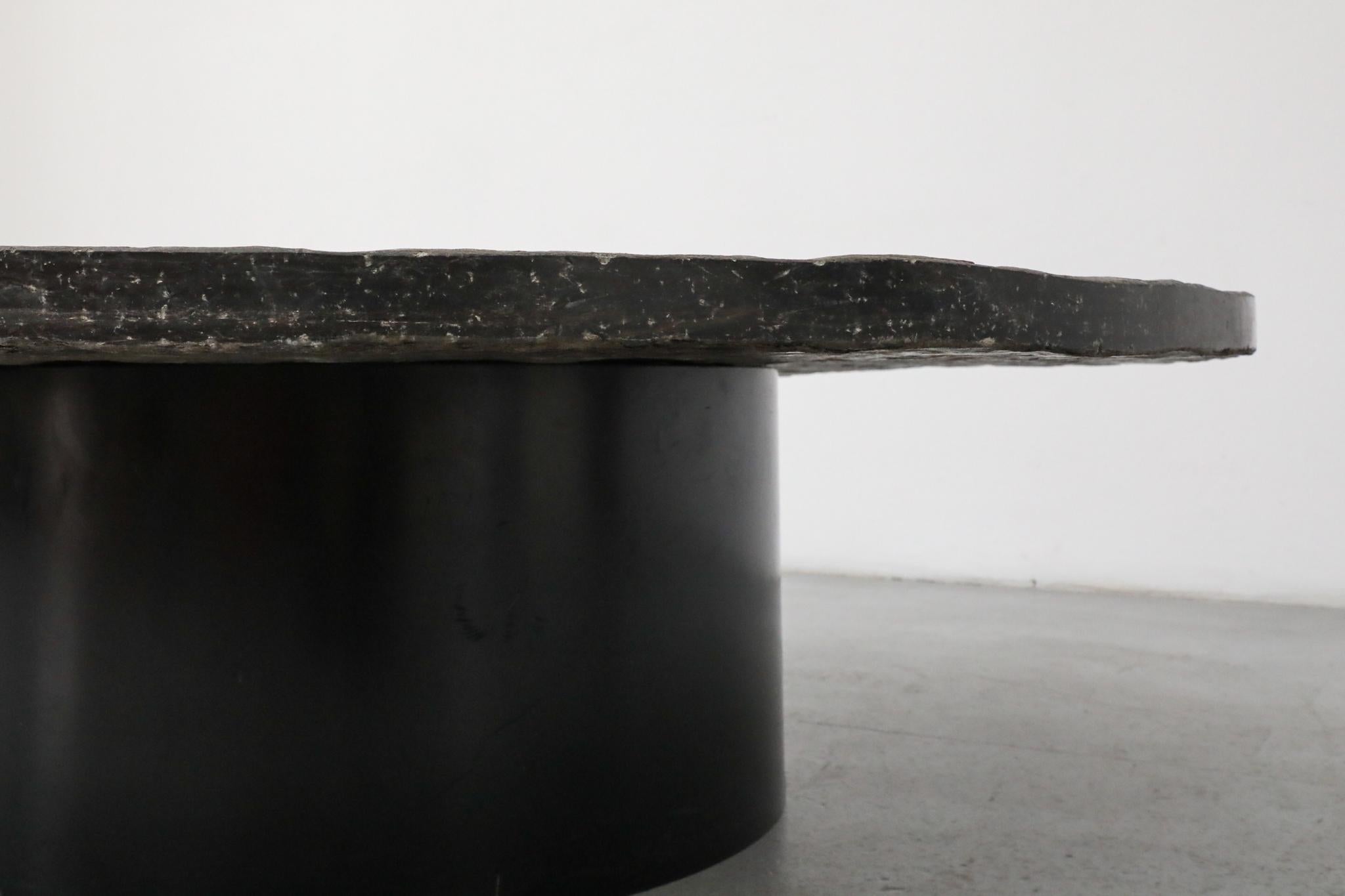 Mesa de centro de piedra redonda brutalista atribuida a Metaform en venta 2