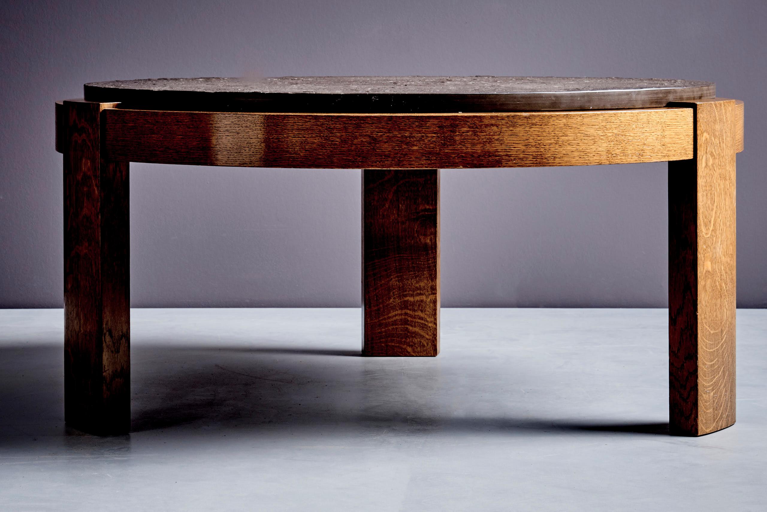 Mid-Century Modern Table ronde brutaliste avec plateau en pierre fossile sombre Allemagne 1970 en vente
