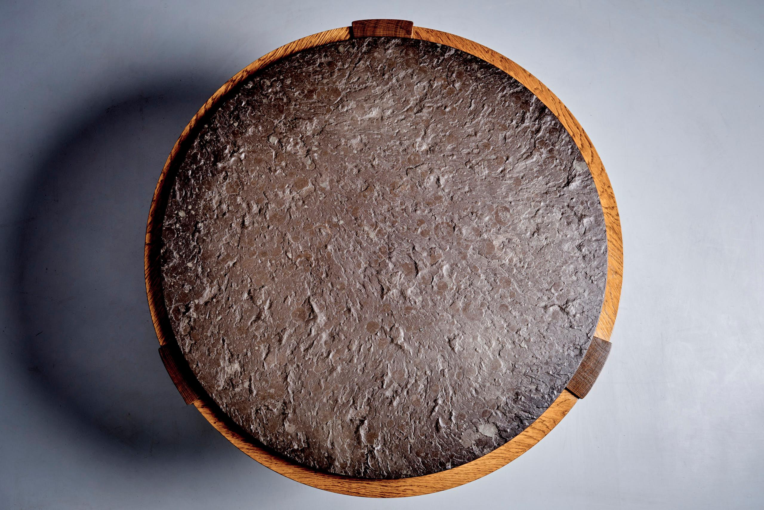 Fin du 20e siècle Table ronde brutaliste avec plateau en pierre fossile sombre Allemagne 1970 en vente