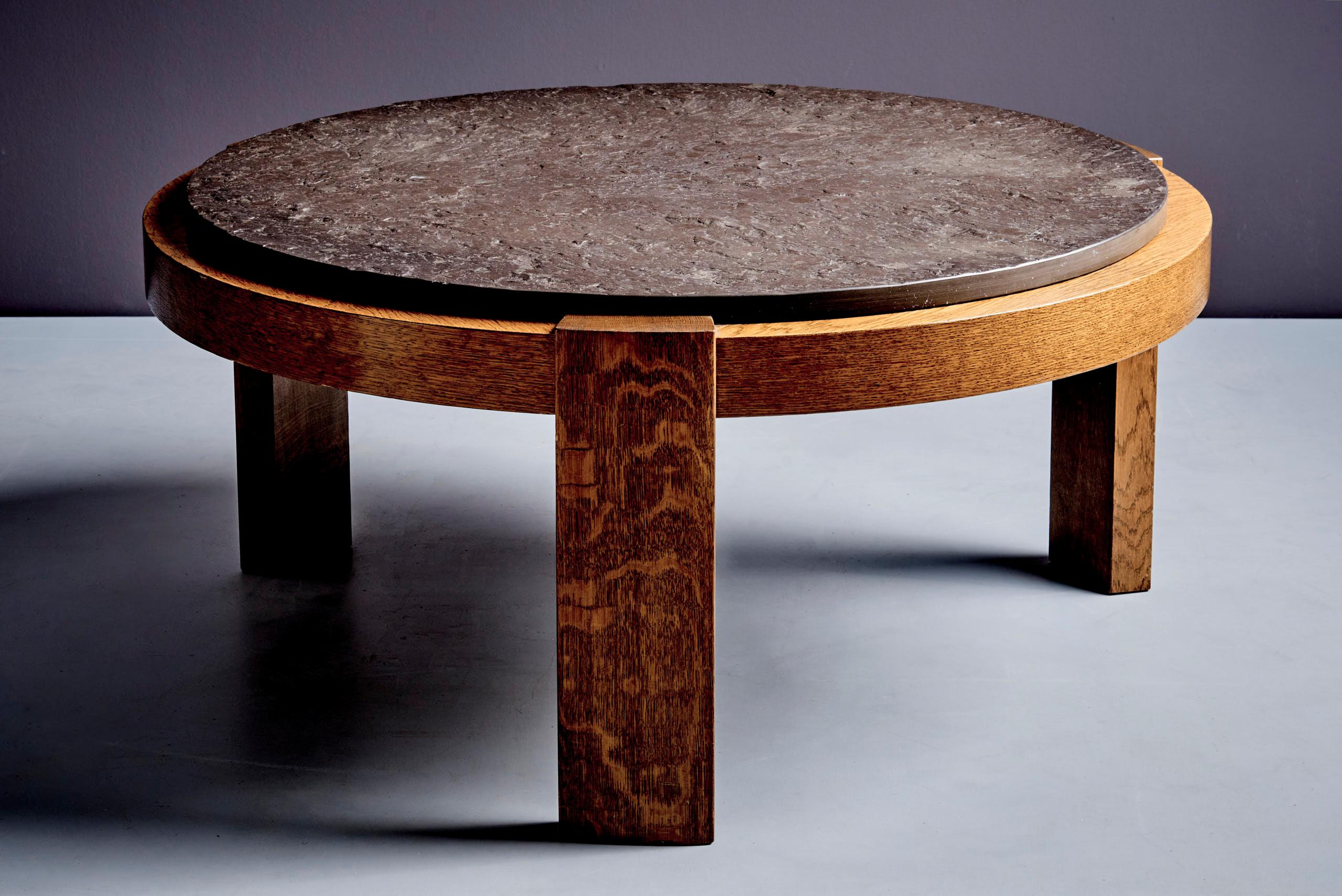 Ardoise Table ronde brutaliste avec plateau en pierre fossile sombre Allemagne 1970 en vente