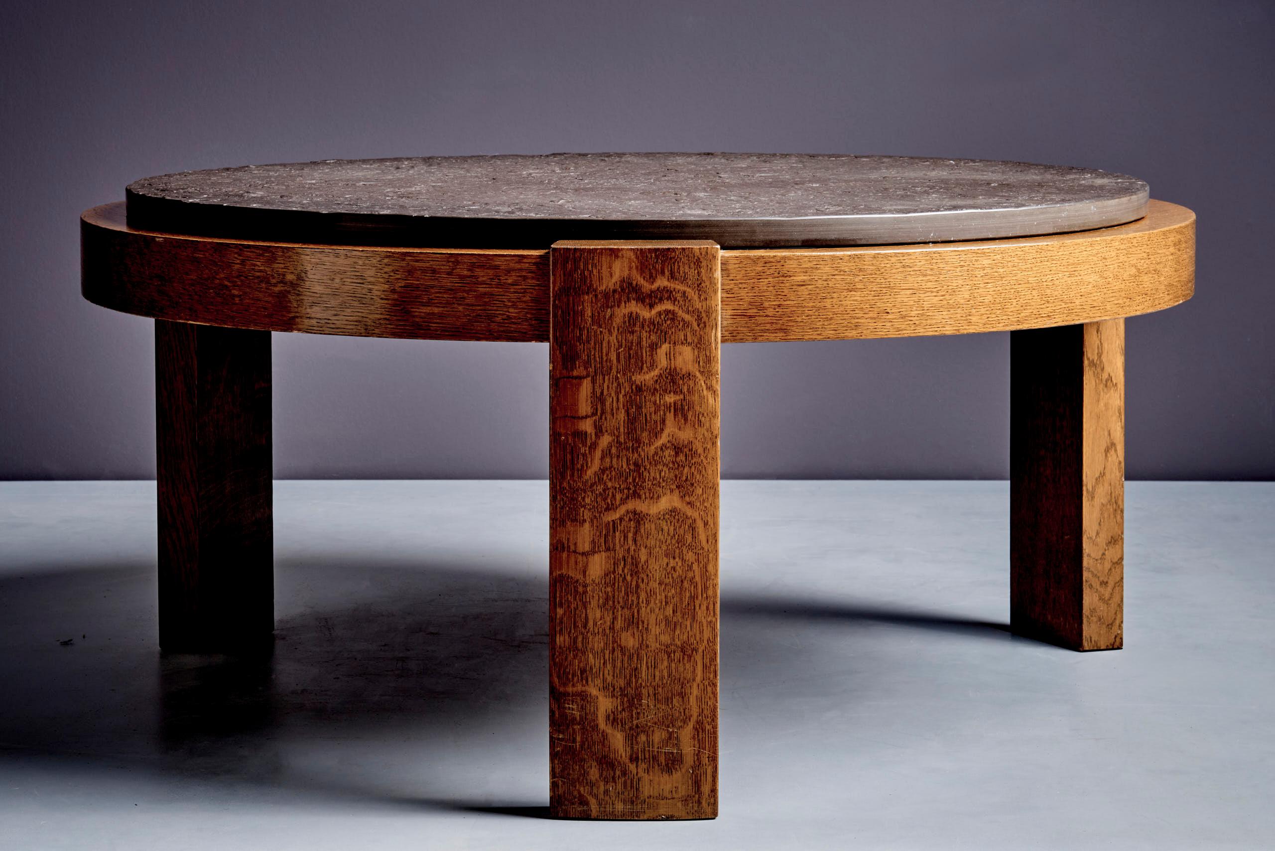 Table ronde brutaliste avec plateau en pierre fossile sombre Allemagne 1970 en vente 1