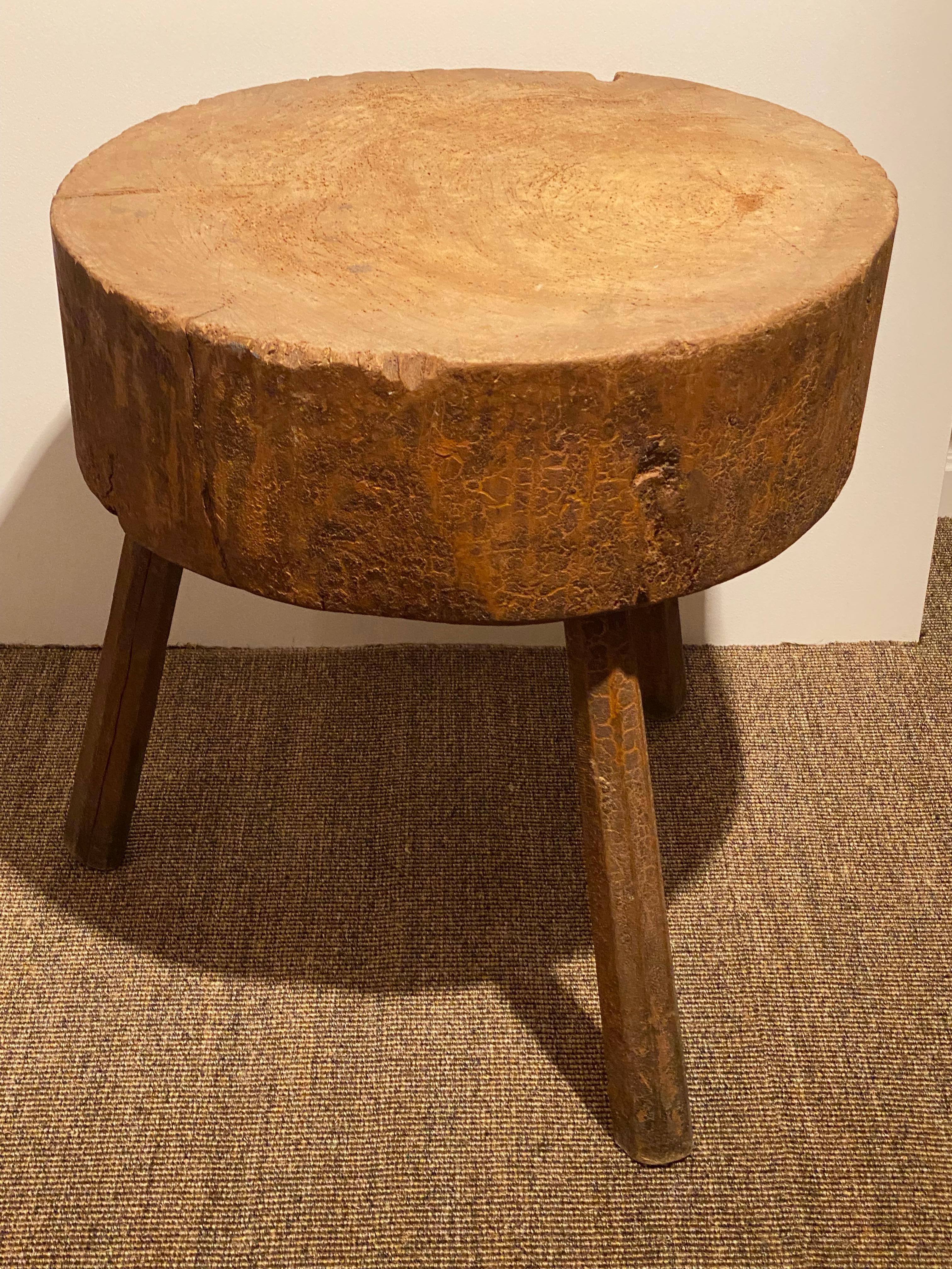 Brutalist round Tripod Table In Fair Condition In Schellebelle, BE