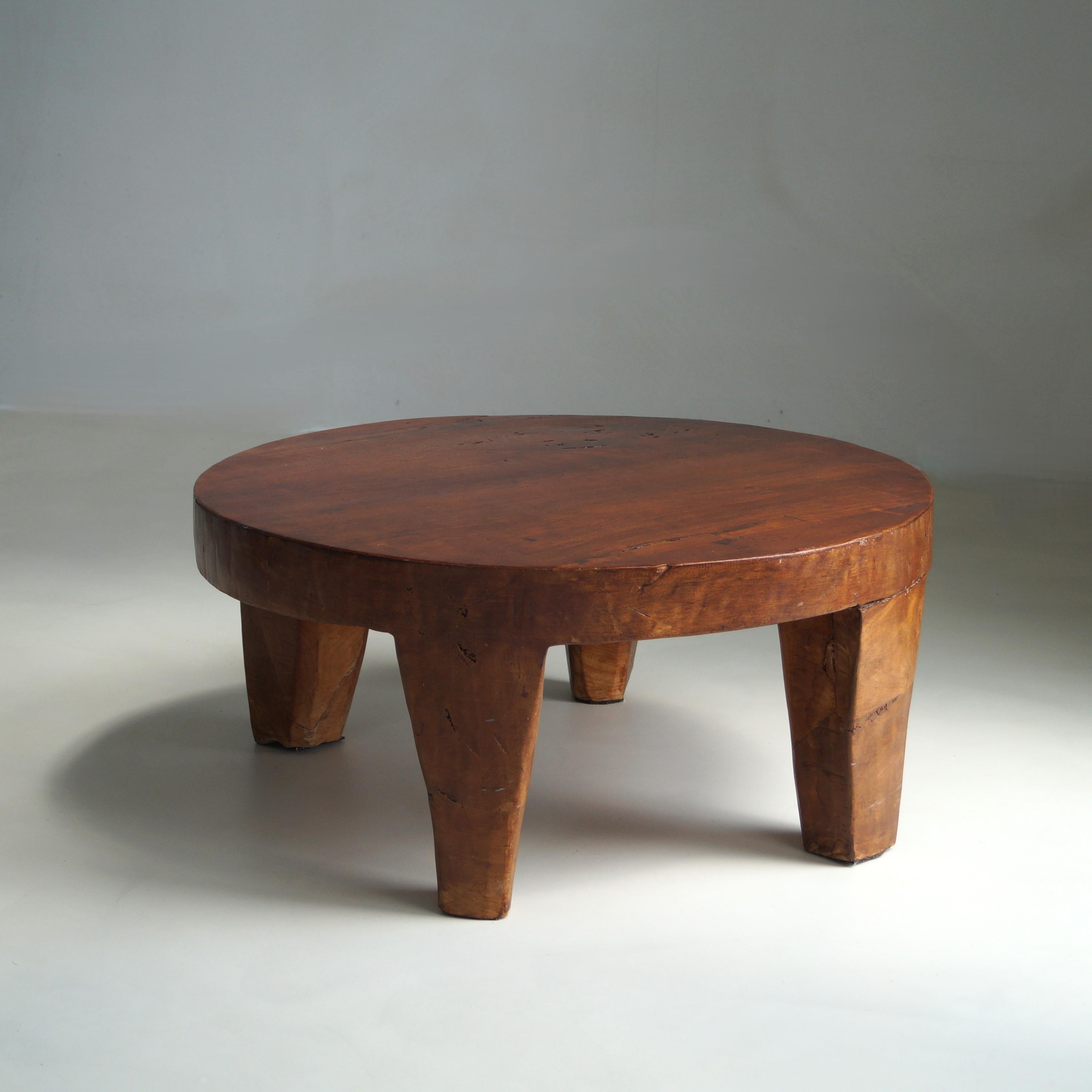 Brutalist Round Wooden Coffee Table, Netherlands, 1970s In Good Condition For Sale In EVERDINGEN, NL