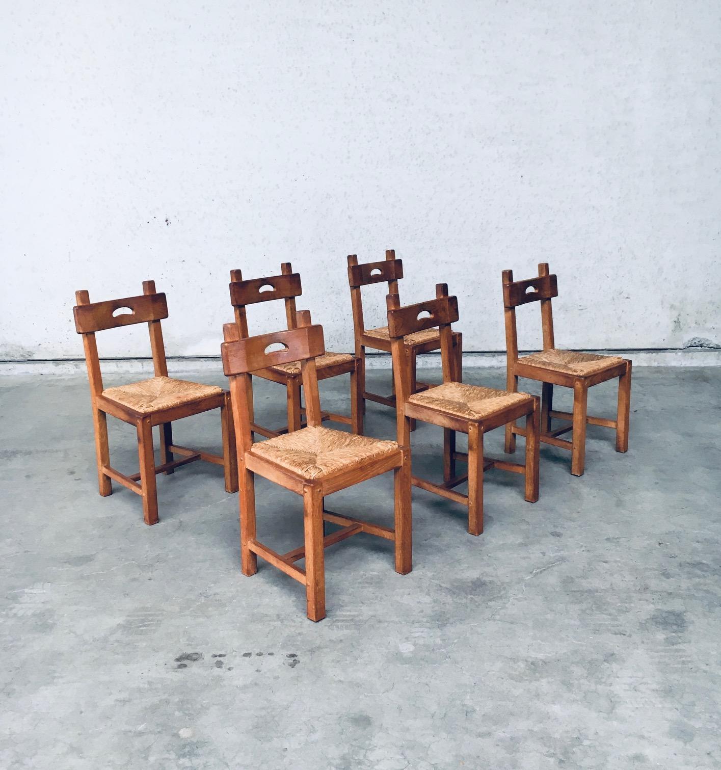 Vintage Brutalist in Design Rustic Oak & Rush Dining Chair Set. Hergestellt in Belgien in den 1960er Jahren. Stühle aus massivem Eichenholz mit binsengeflochtenen Sitzen. Diese sind alle in sehr gutem, originalem Zustand. Alle Stühle haben eine