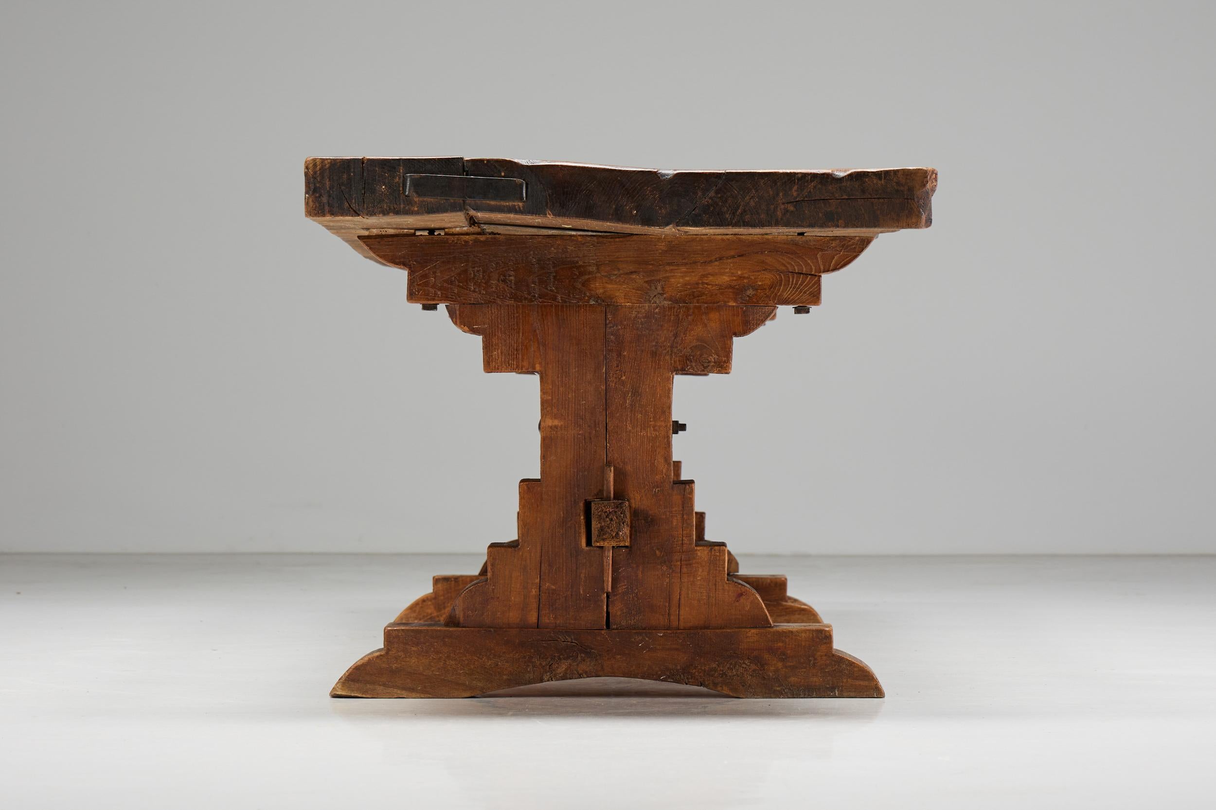Travail du bois Table de salle à manger rustique brutaliste, France, début du 20e siècle en vente