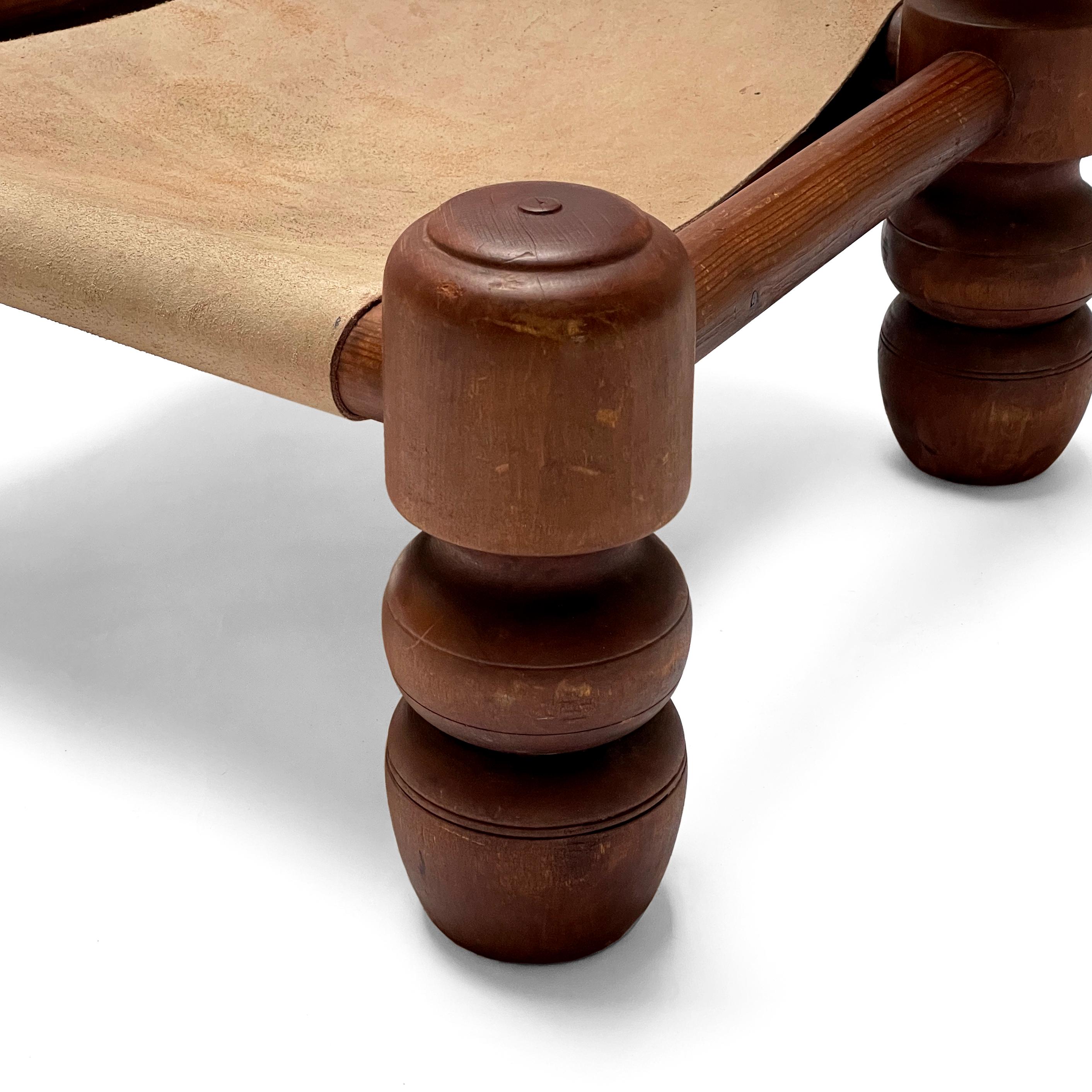 Brutalistischer, rustikaler, französischer, niedriger Stuhl aus gedrechseltem Holz im Stil von Charles Dudouyt  im Angebot 2